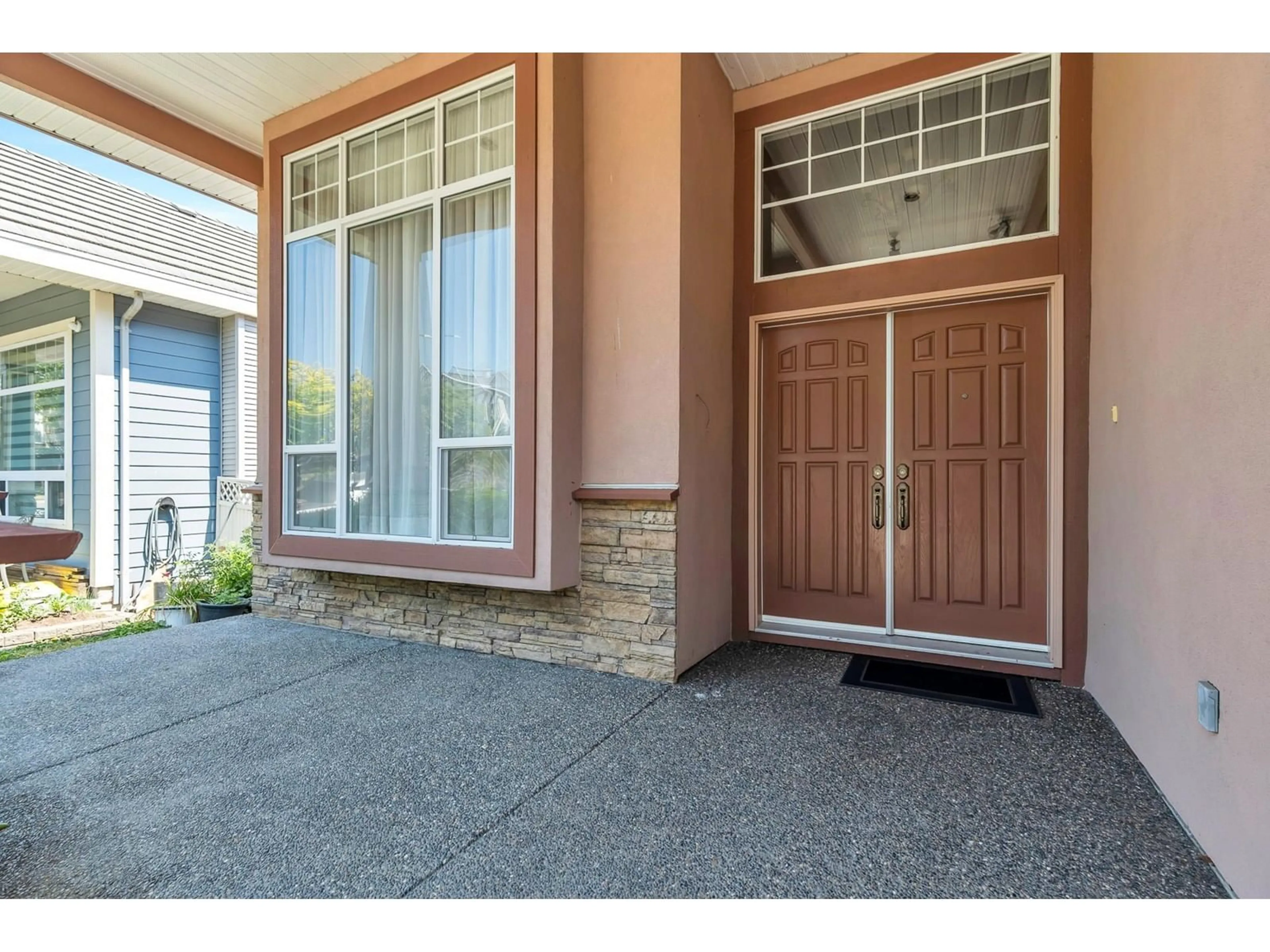 Indoor entryway for 7092 151 STREET, Surrey British Columbia V3S7Y8