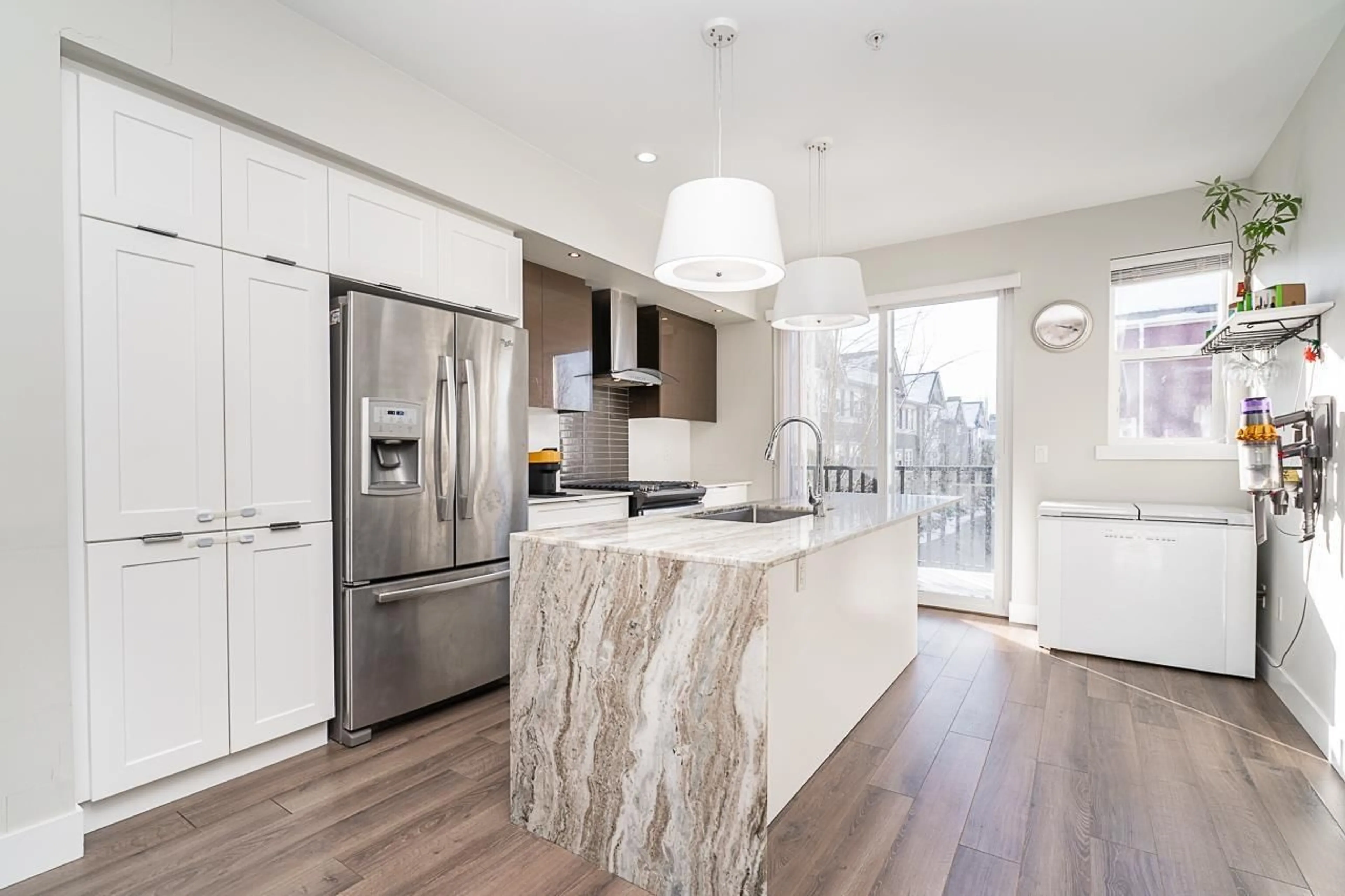 Contemporary kitchen, unknown for 65 20852 77A AVENUE, Langley British Columbia V2Y0R8