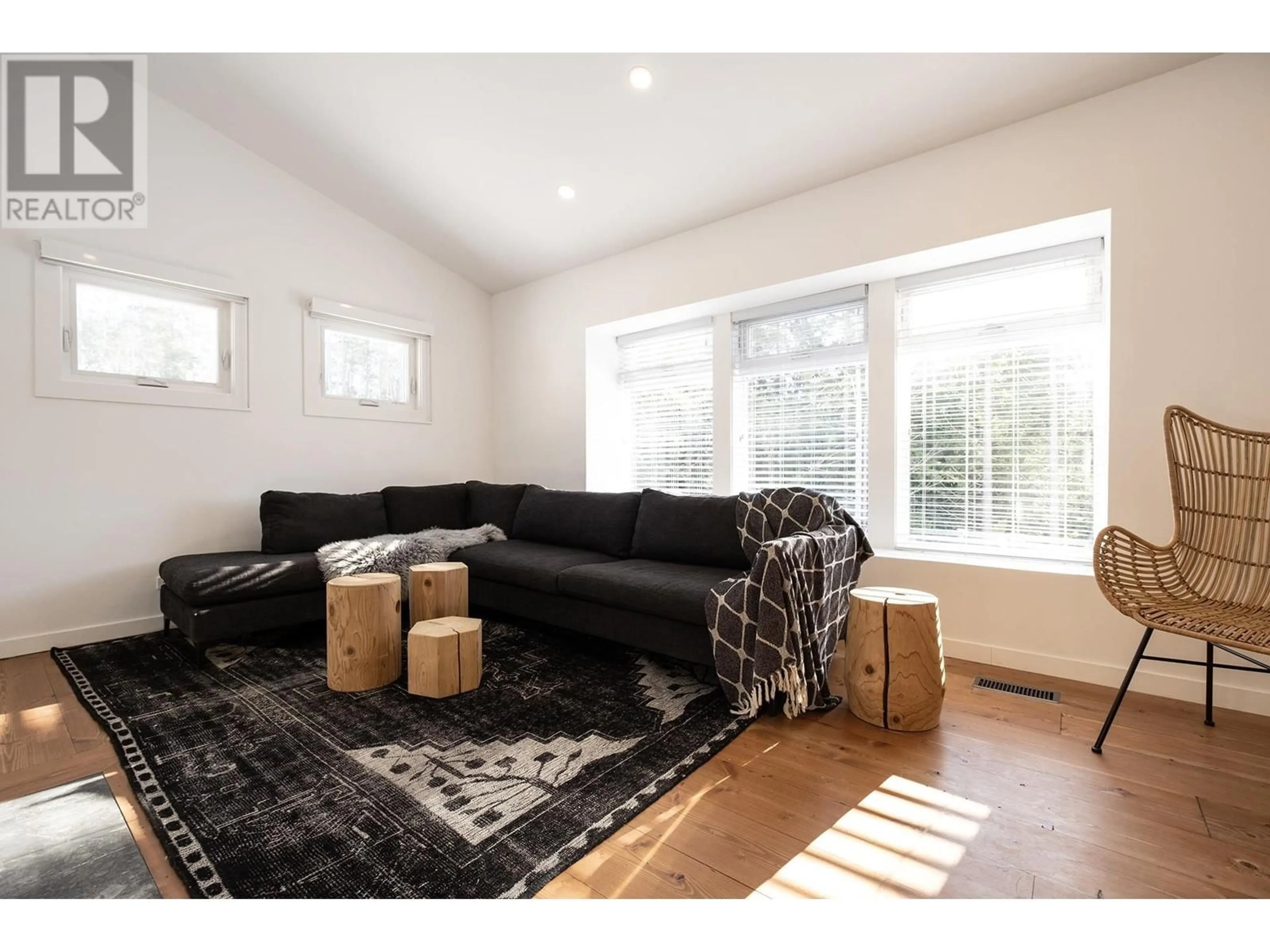 Living room with furniture, unknown for 5758 SARGEANT BAY HEIGHTS ROAD, Halfmoon Bay British Columbia V7Z1C3