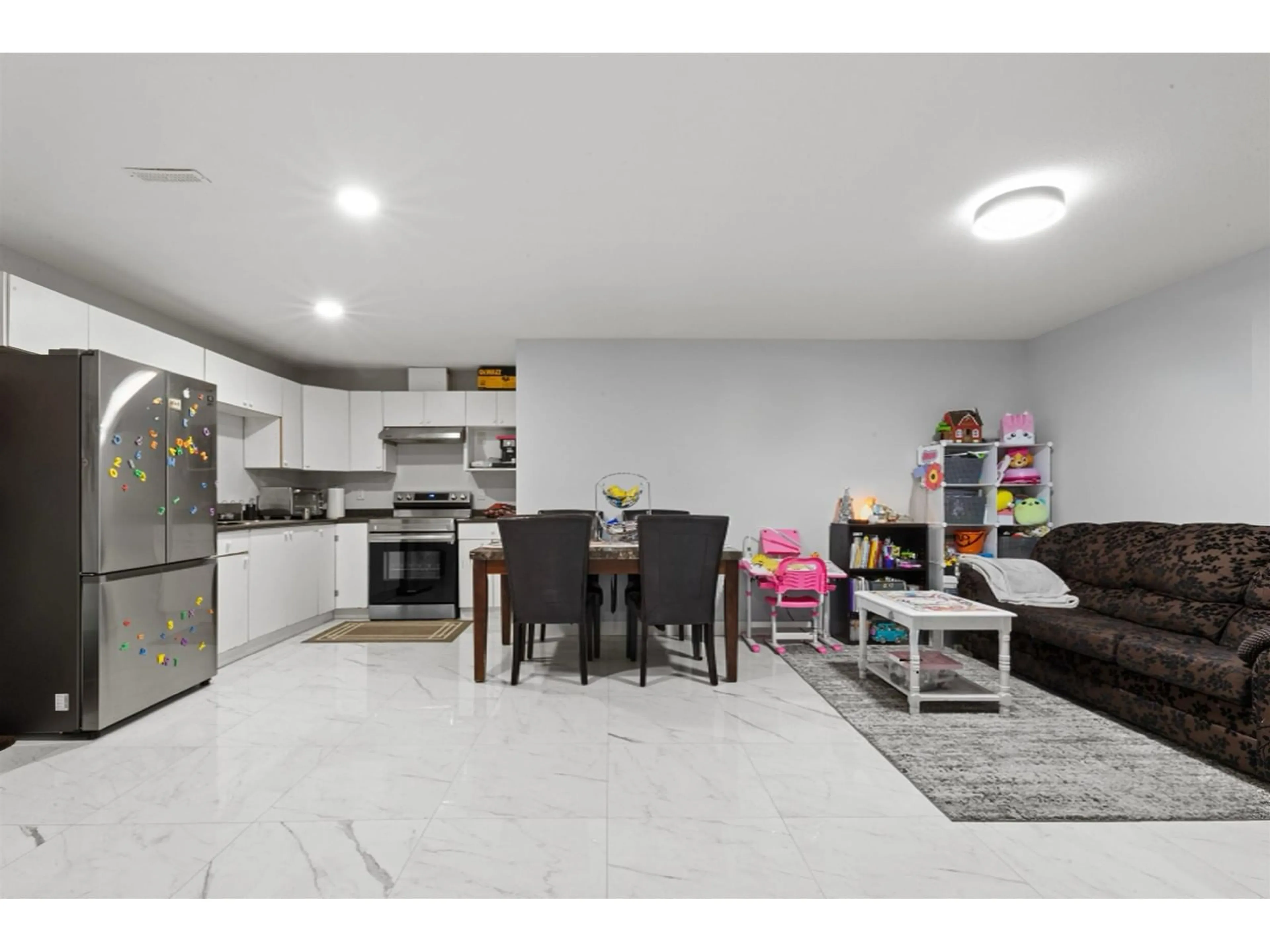 Open concept kitchen, ceramic/tile floor for 30973 SANDPIPER, Abbotsford British Columbia V2T5L6