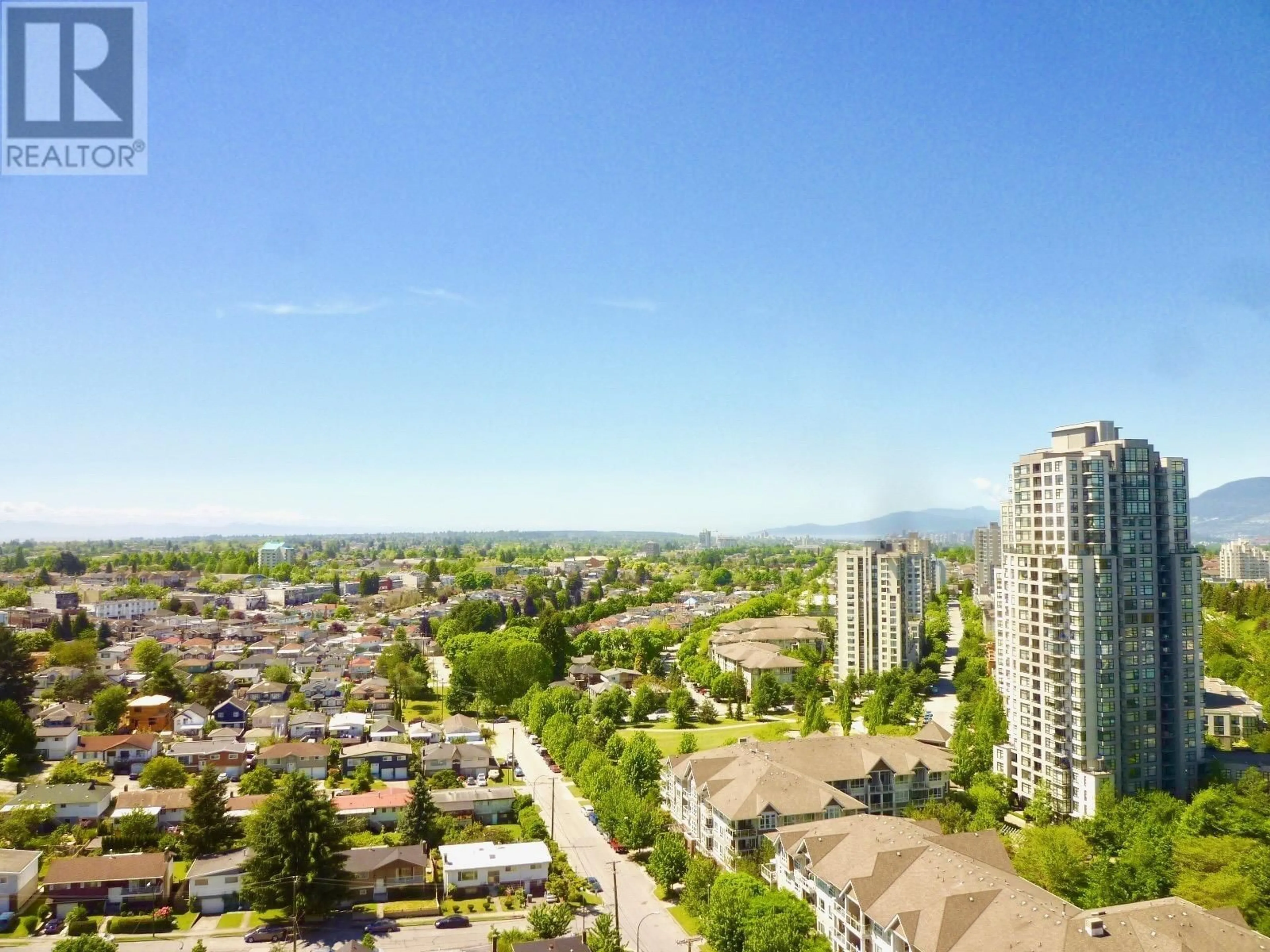 A pic from outside/outdoor area/front of a property/back of a property/a pic from drone, city buildings view from balcony for 2209 5665 BOUNDARY ROAD, Vancouver British Columbia V5R0E4