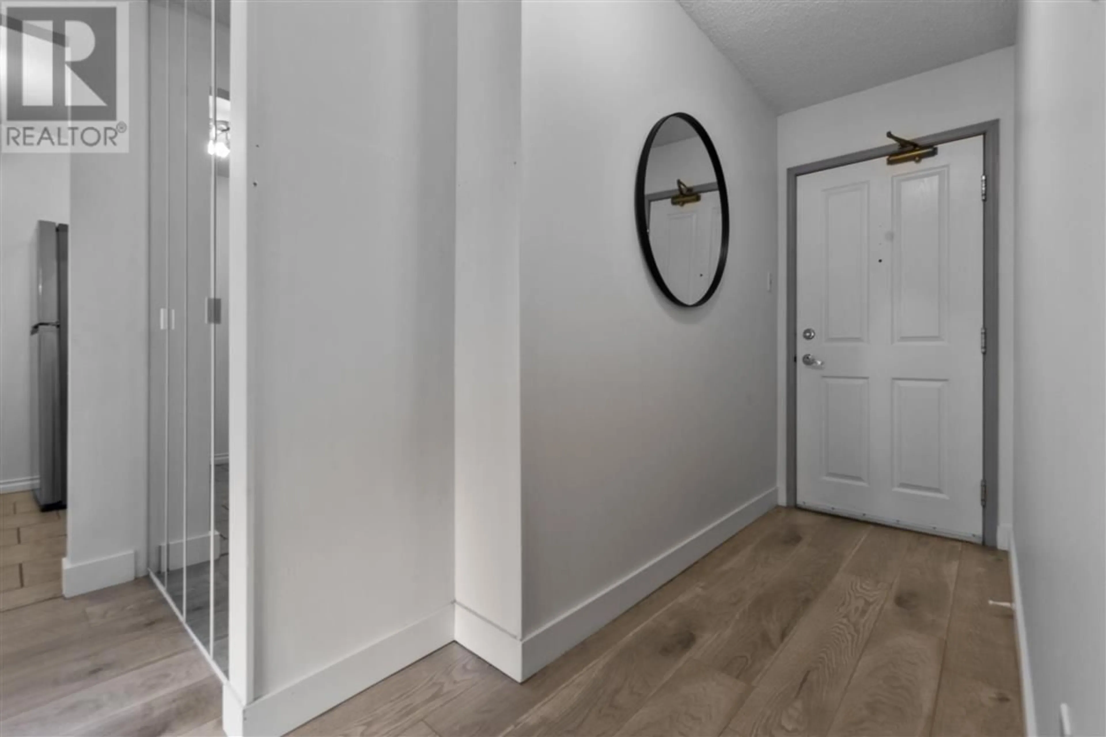 Indoor entryway for 511 - 2008 FULLERTON AVENUE, North Vancouver British Columbia V7P3G7