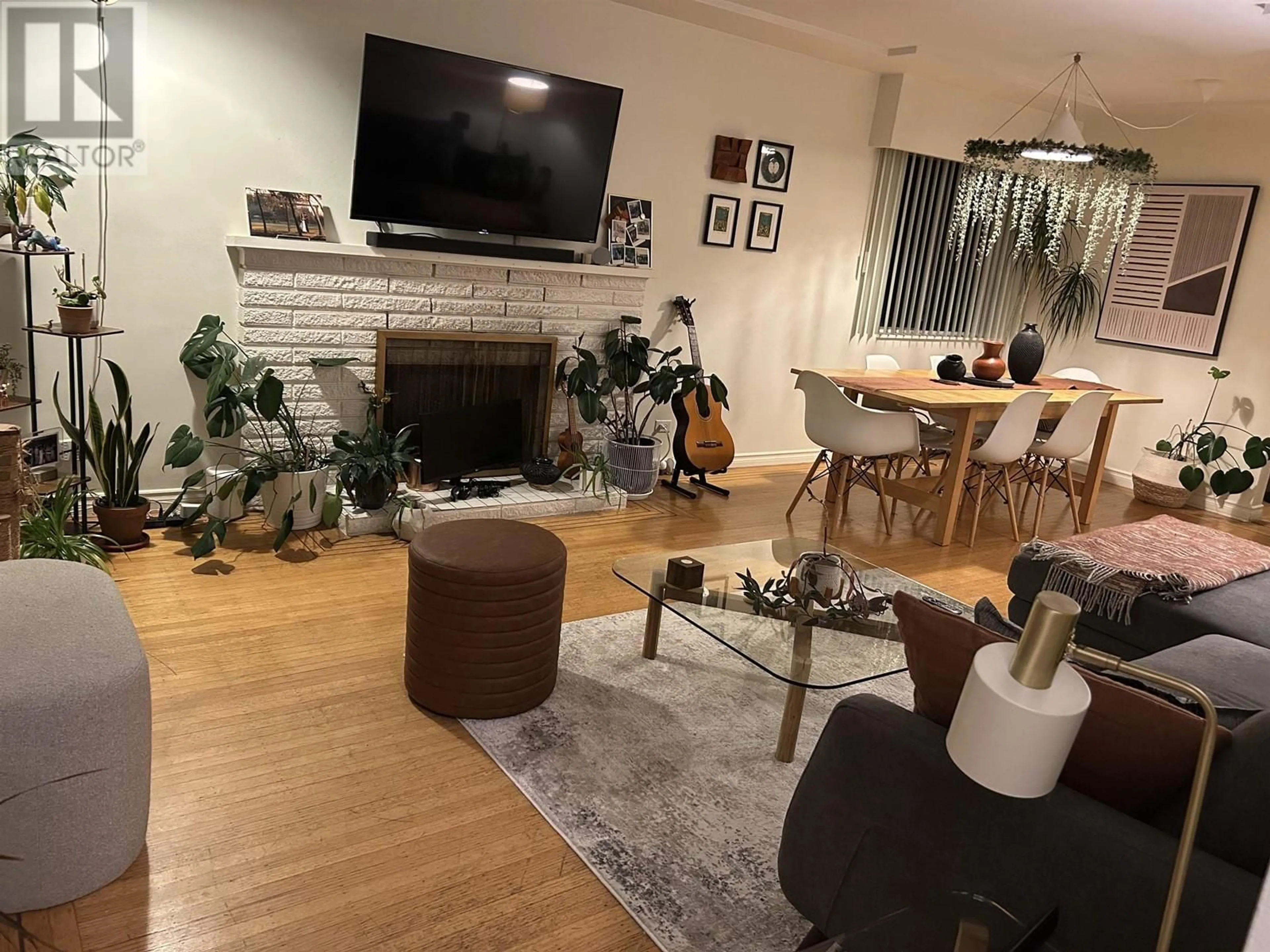 Living room with furniture, wood/laminate floor for 3514 W 8TH AVENUE, Vancouver British Columbia V6R1Y7