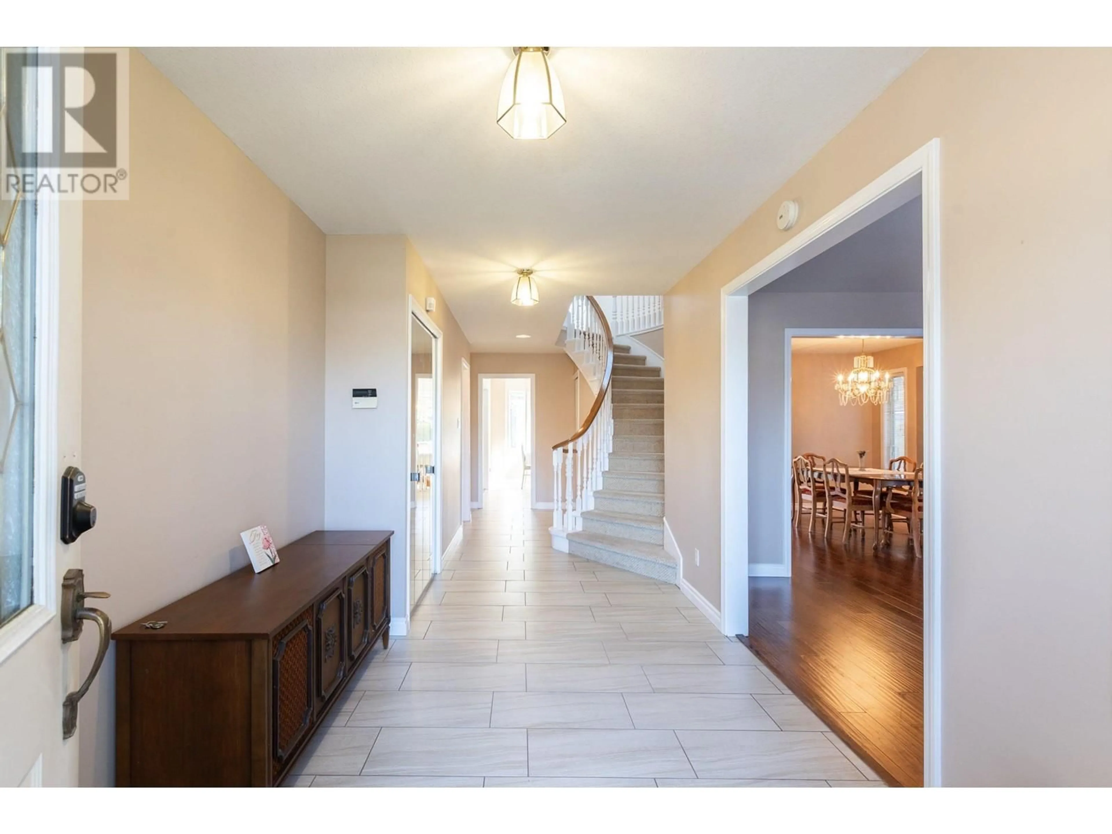 Indoor foyer for 5260 WESTMINSTER AVENUE, Delta British Columbia V4K2J2