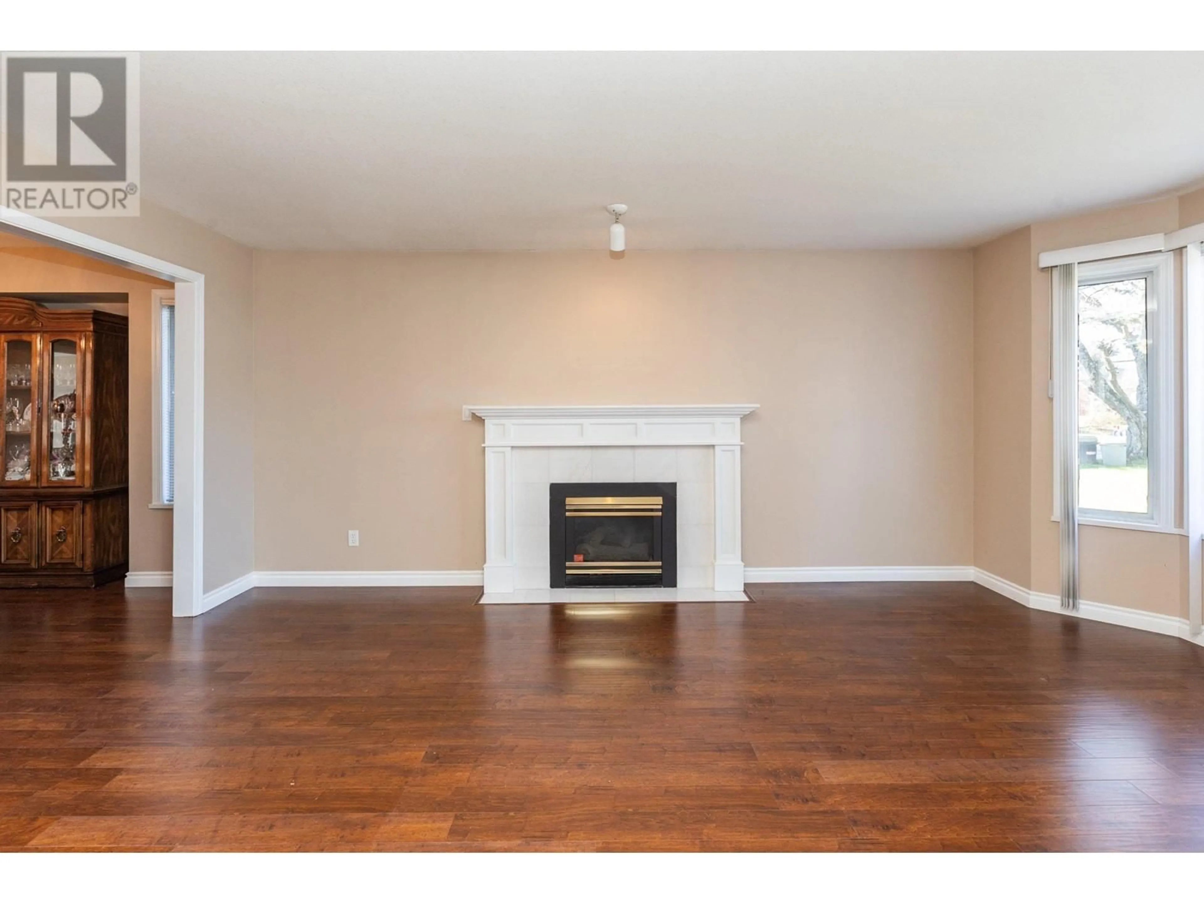 Living room with furniture, wood/laminate floor for 5260 WESTMINSTER AVENUE, Delta British Columbia V4K2J2