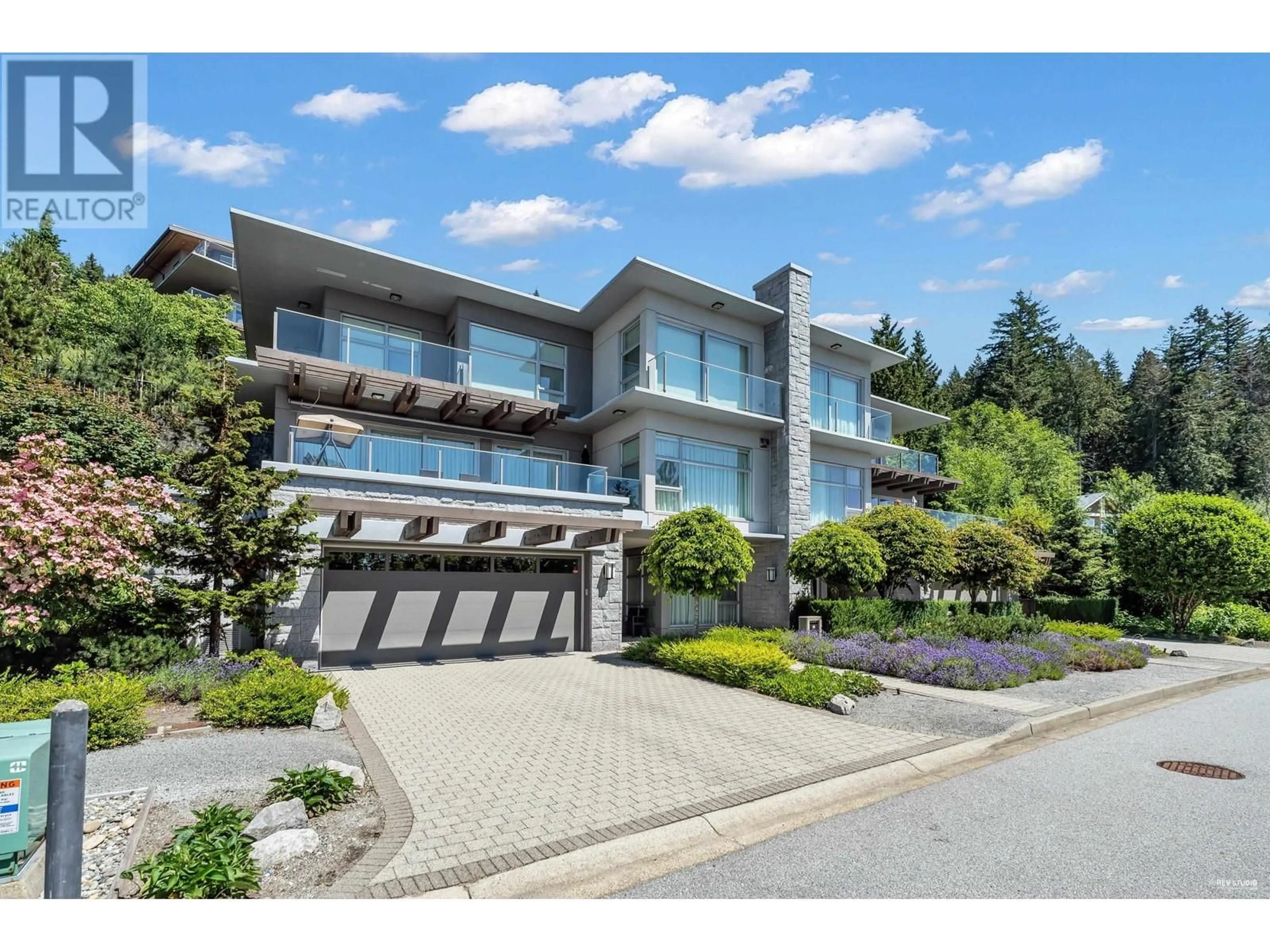 A pic from outside/outdoor area/front of a property/back of a property/a pic from drone, unknown for 2728 HIGHVIEW PLACE, Vancouver British Columbia V5R2J6