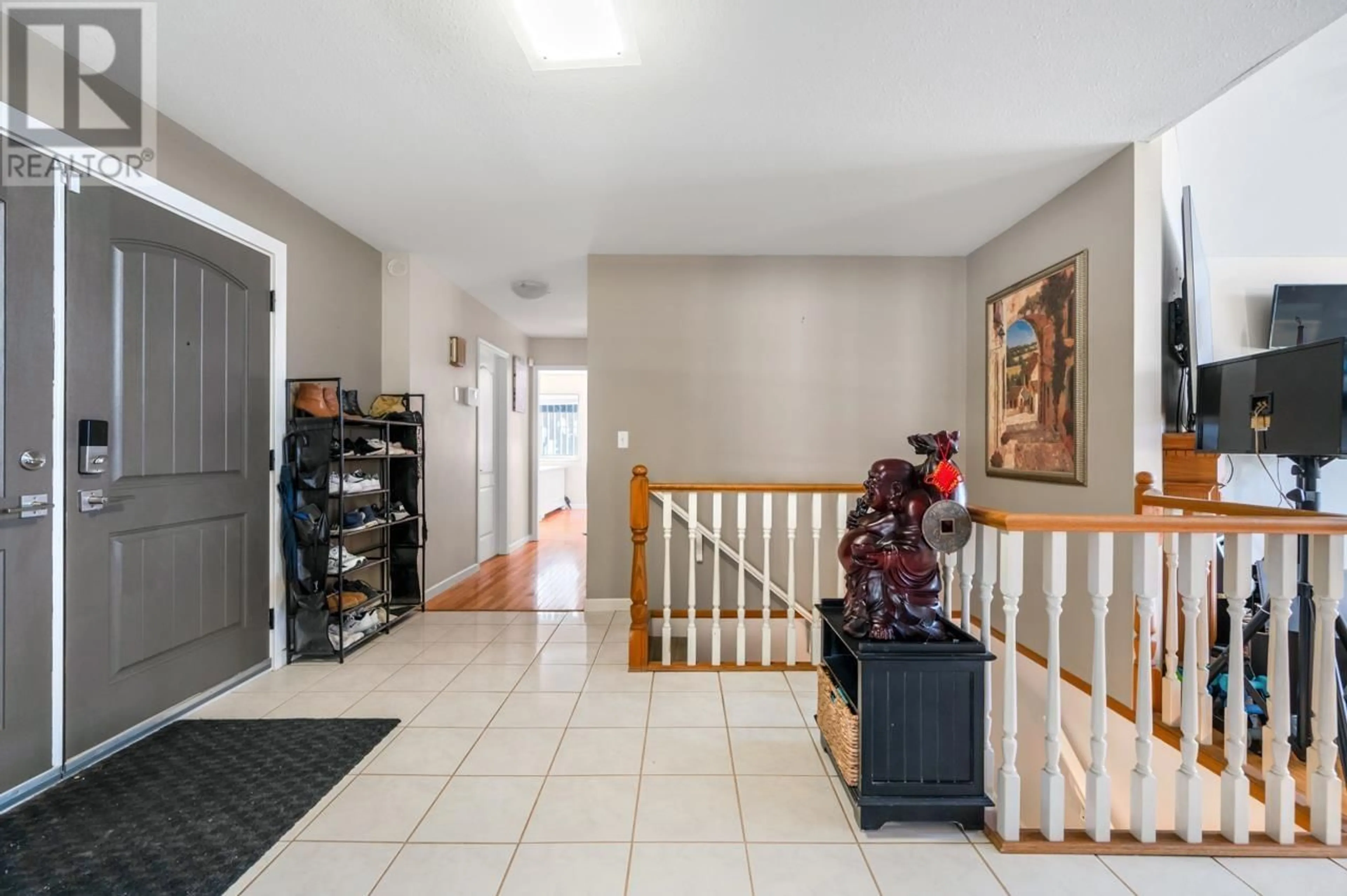 Indoor foyer for 12753 261 STREET, Maple Ridge British Columbia V2W1C3