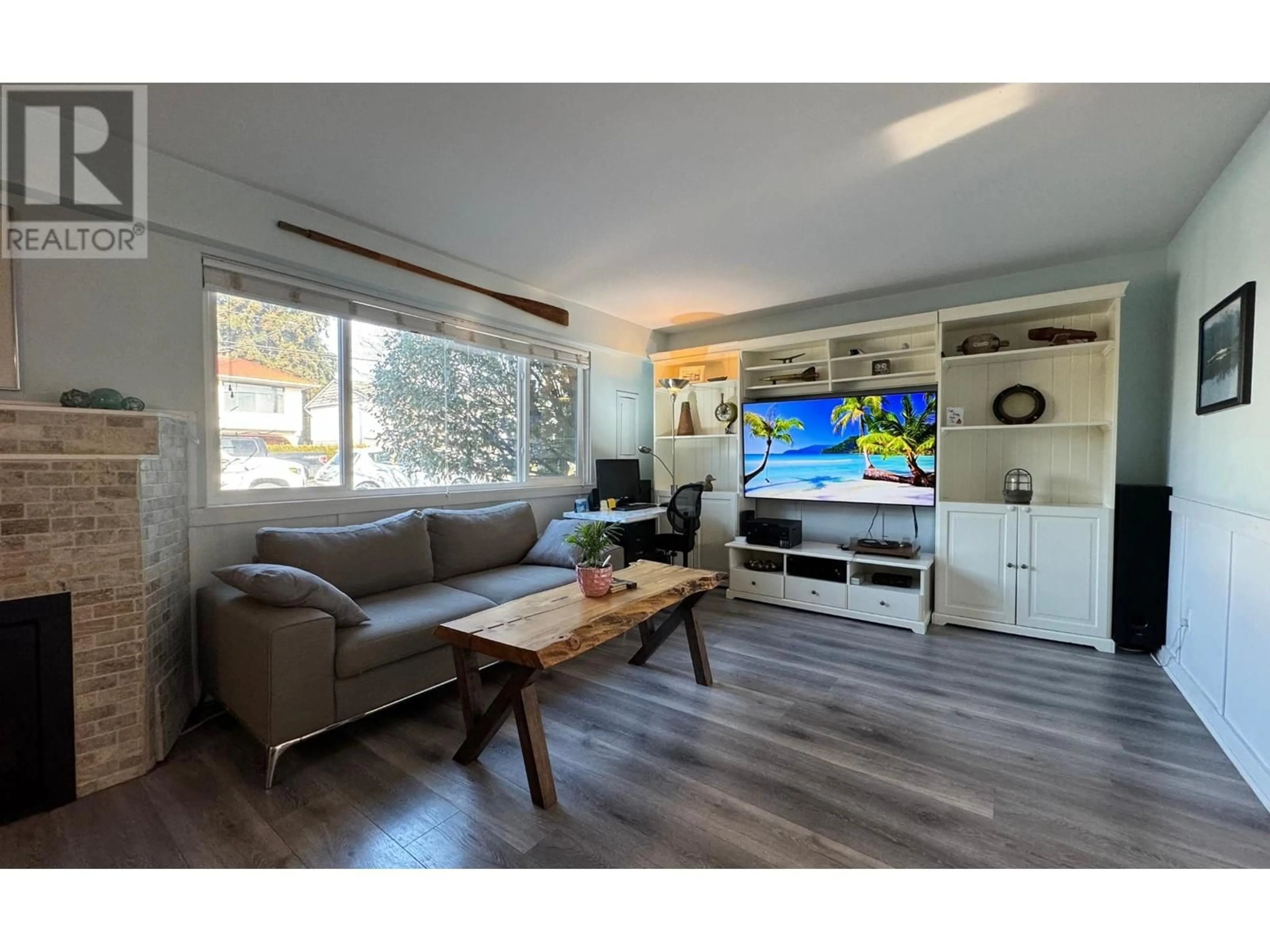 Living room with furniture, wood/laminate floor for 5316 45 AVENUE, Delta British Columbia V4K1L1