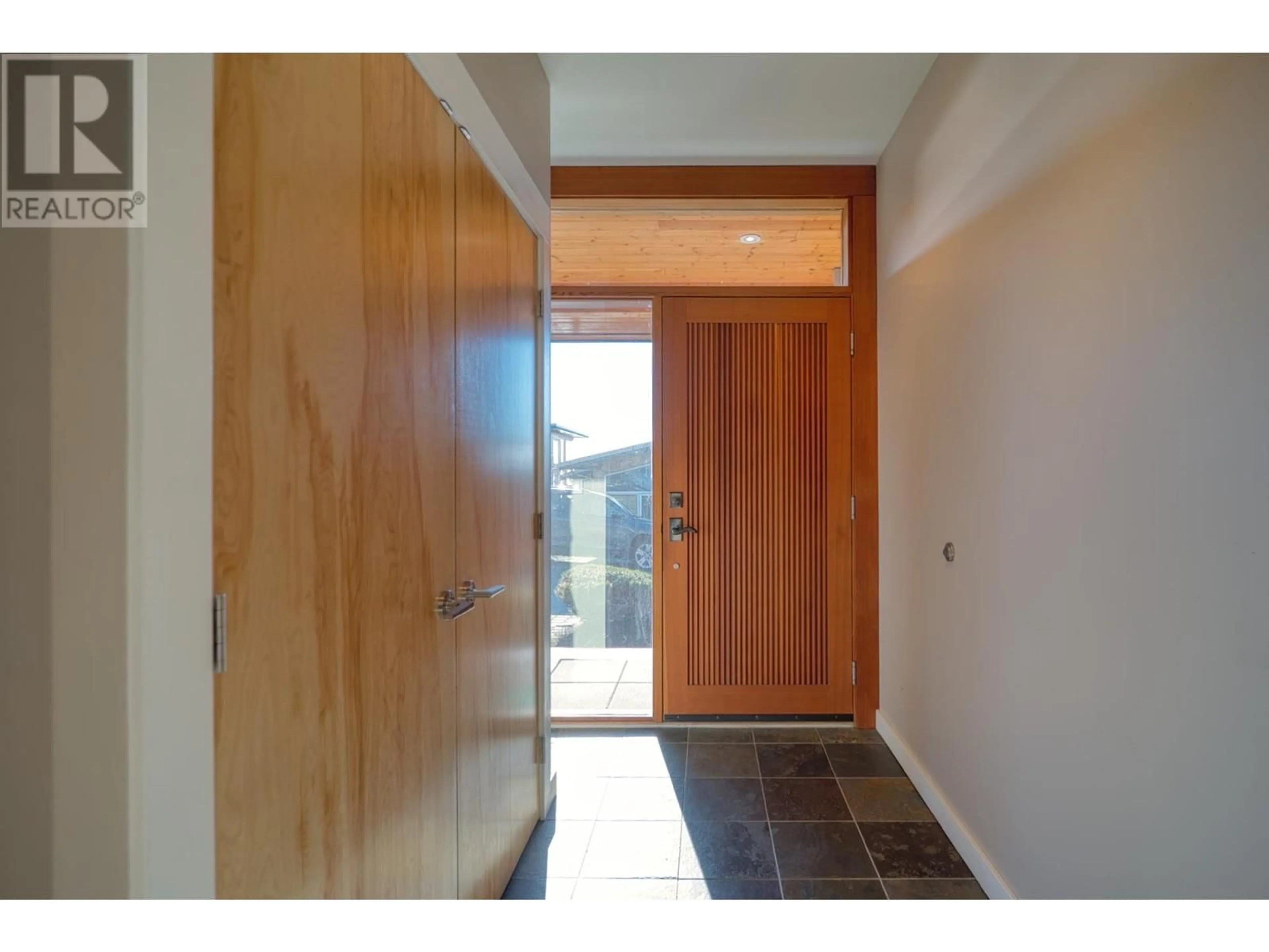 Indoor entryway for 6498 WILDFLOWER PLACE, Sechelt British Columbia V7Z0M9