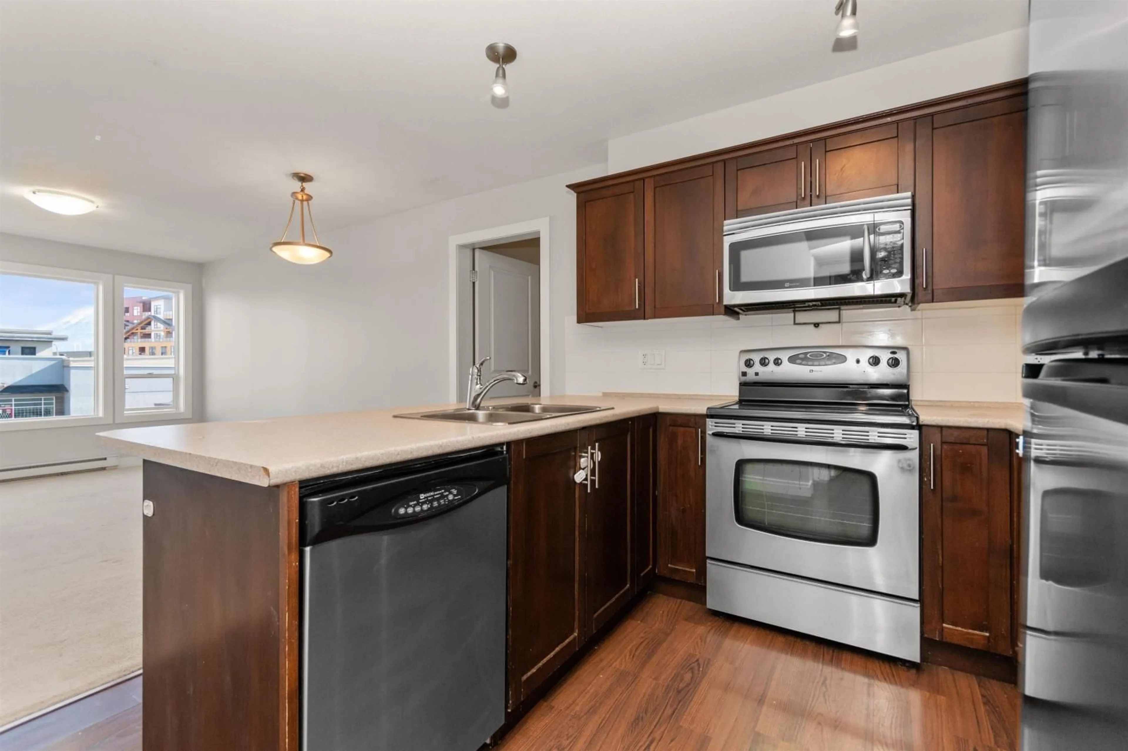 Standard kitchen, unknown for 208 - 46289 YALE ROAD, Chilliwack British Columbia V2P0B9
