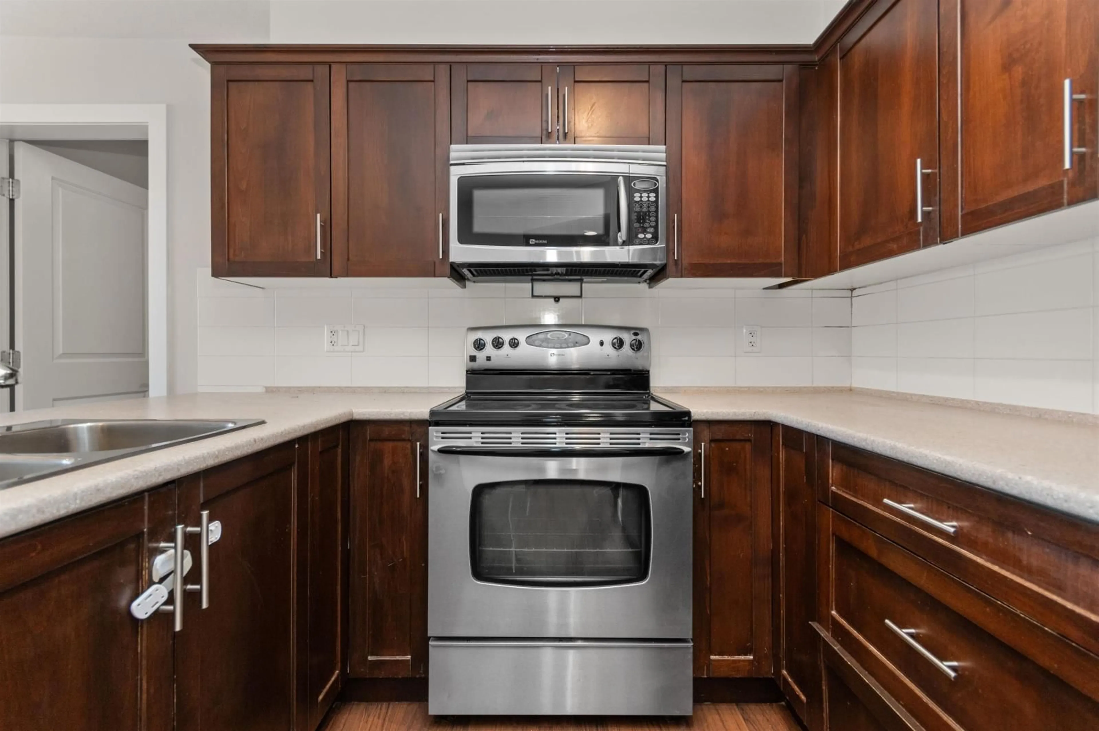 Standard kitchen, unknown for 208 - 46289 YALE ROAD, Chilliwack British Columbia V2P0B9