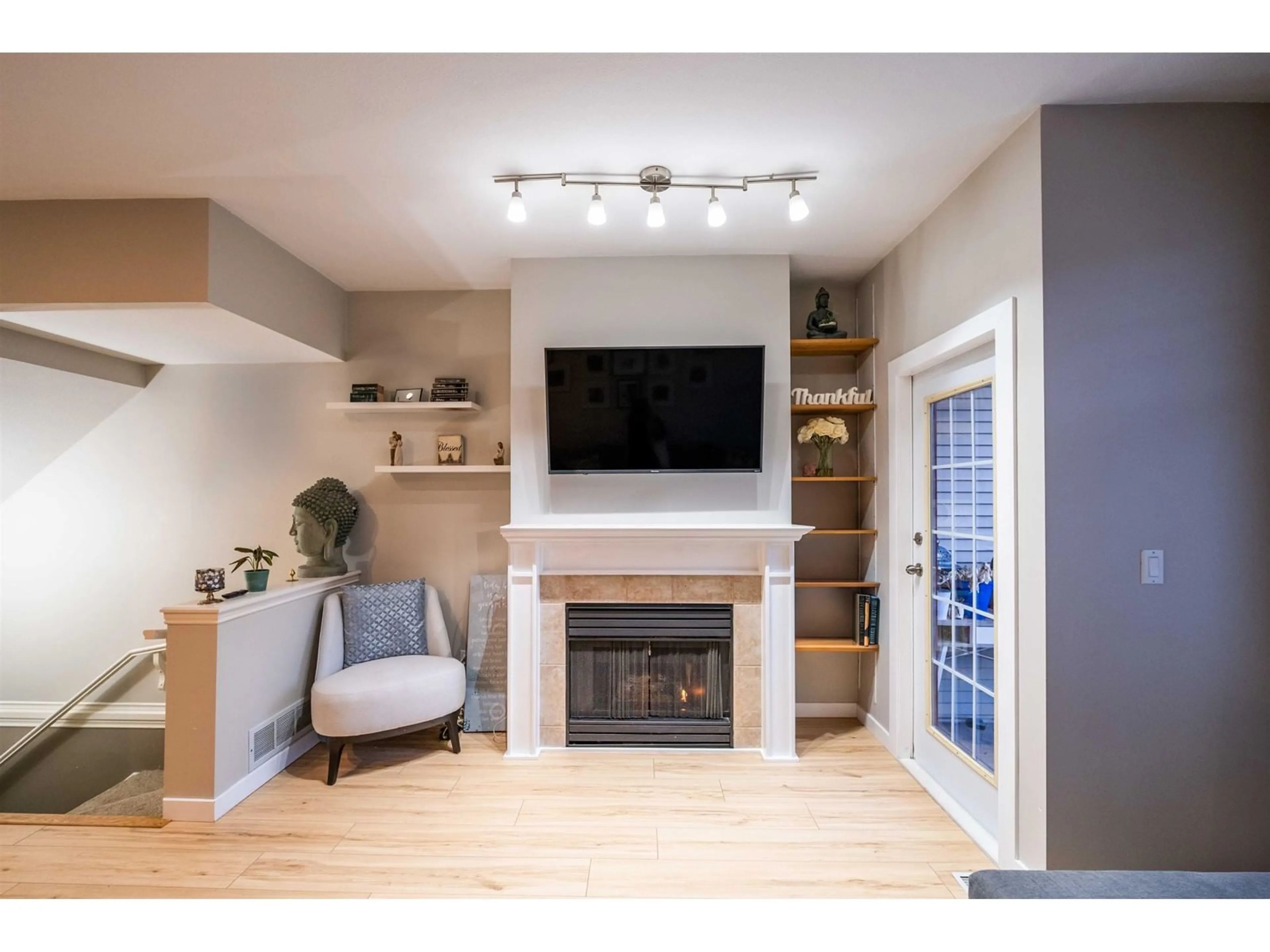 Living room with furniture, wood/laminate floor for 37 - 14877 58, Surrey British Columbia V3S8Y9