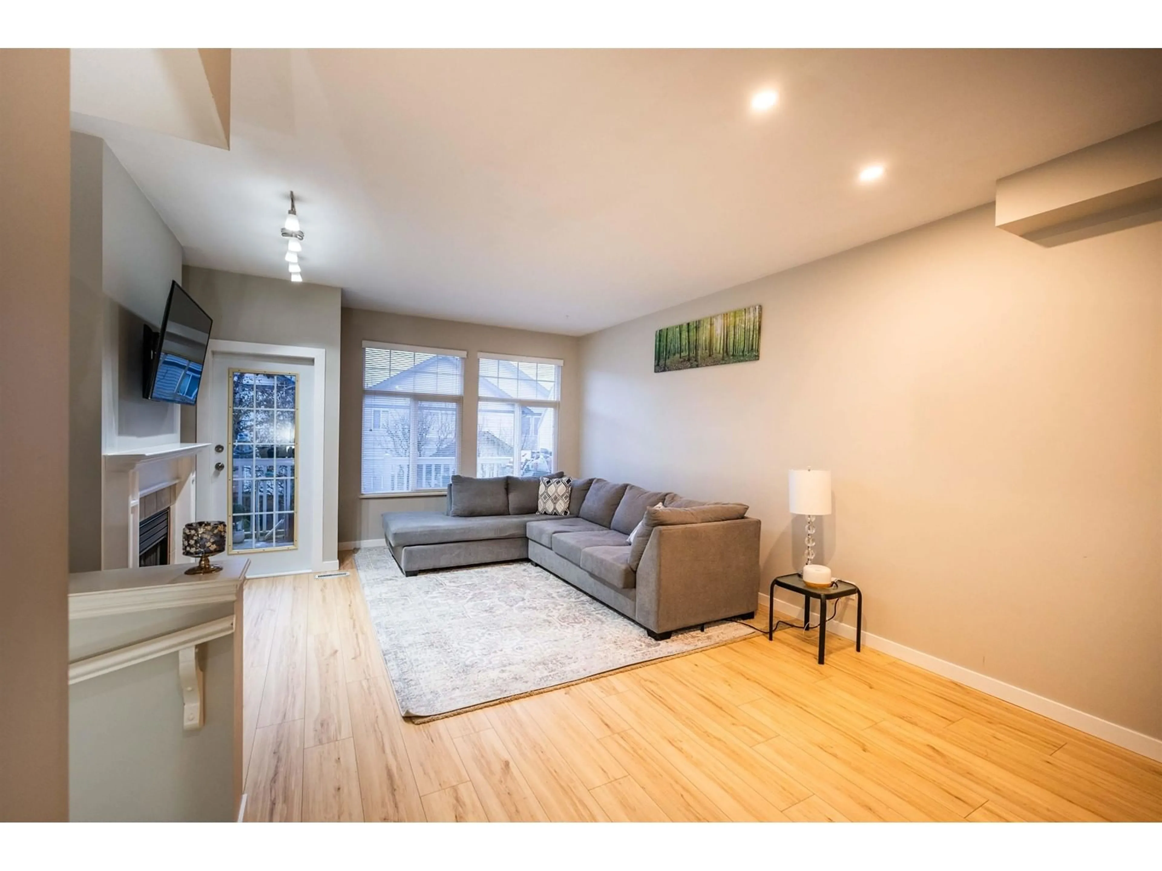 Living room with furniture, wood/laminate floor for 37 - 14877 58, Surrey British Columbia V3S8Y9