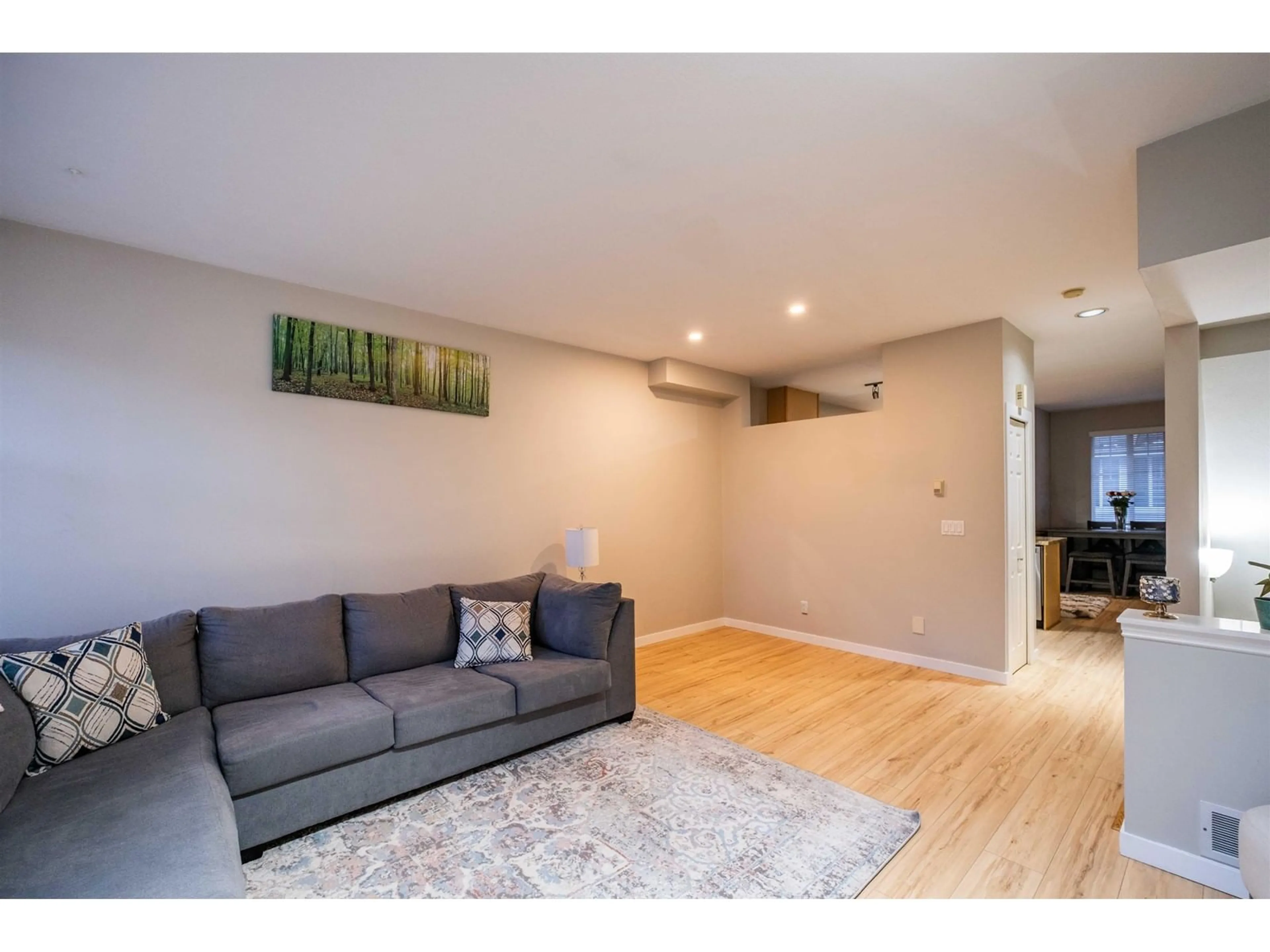 Living room with furniture, wood/laminate floor for 37 - 14877 58, Surrey British Columbia V3S8Y9