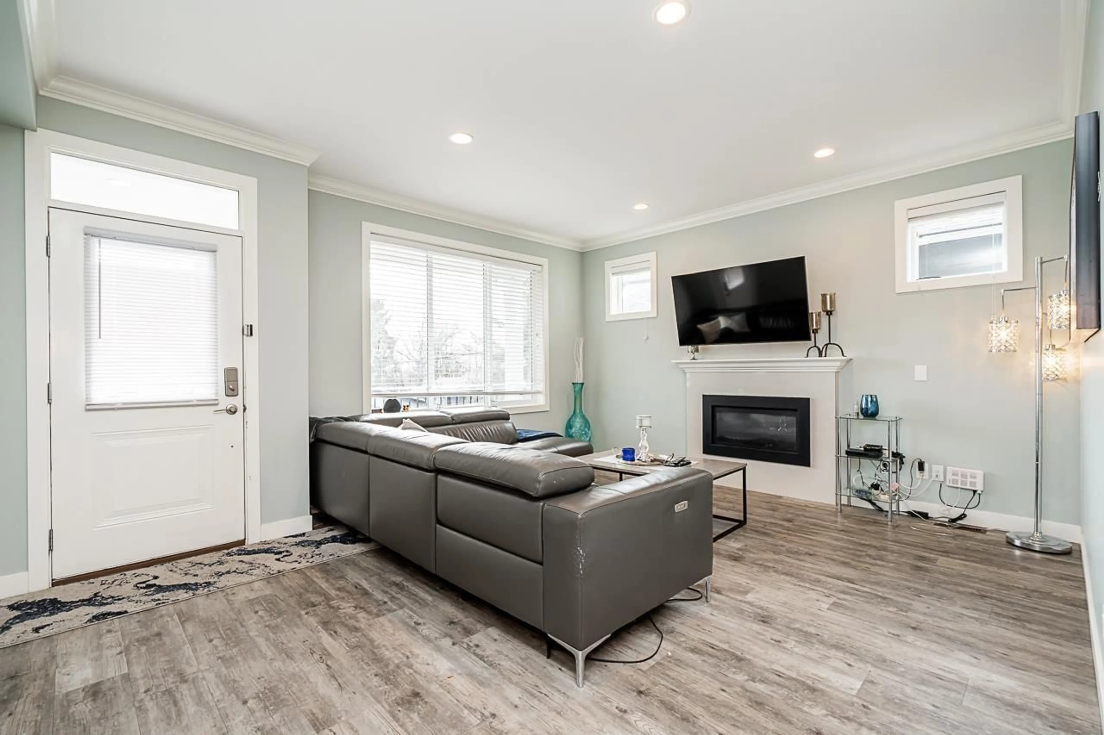 Living room with furniture, wood/laminate floor for 32861 3RD AVENUE, Mission British Columbia V2V1M9