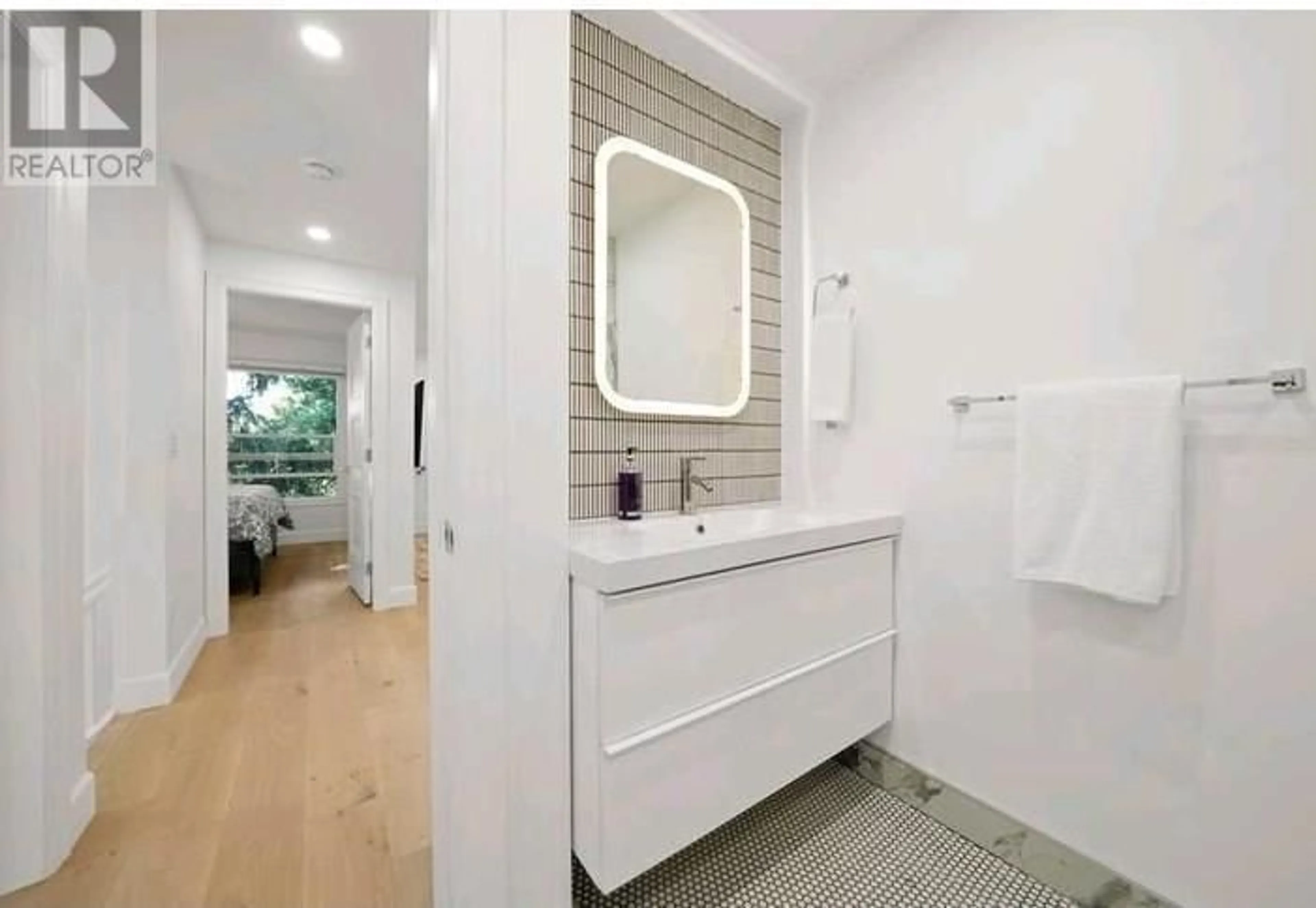 Contemporary bathroom, ceramic/tile floor for 1620 MCLEAN DRIVE, Vancouver British Columbia V5L3P3