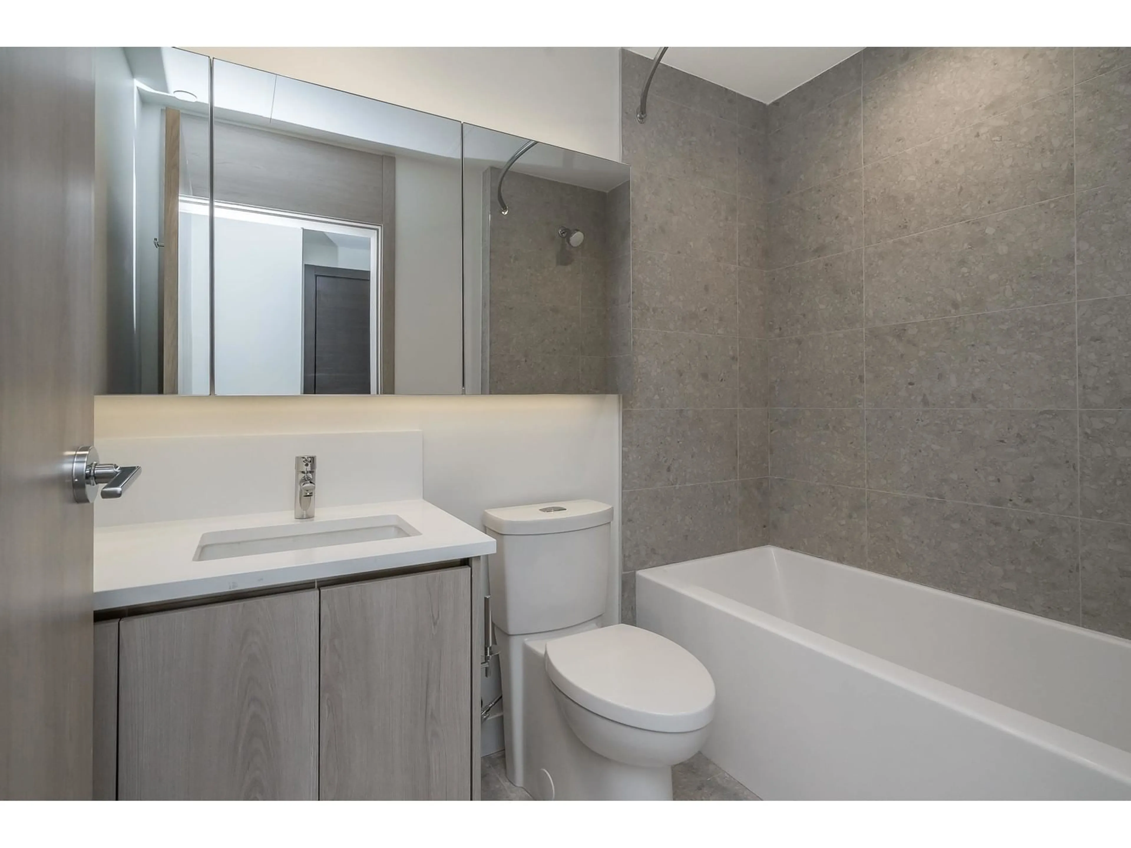 Standard bathroom, ceramic/tile floor for 3204 10750 135A STREET, Surrey British Columbia V3T0V4