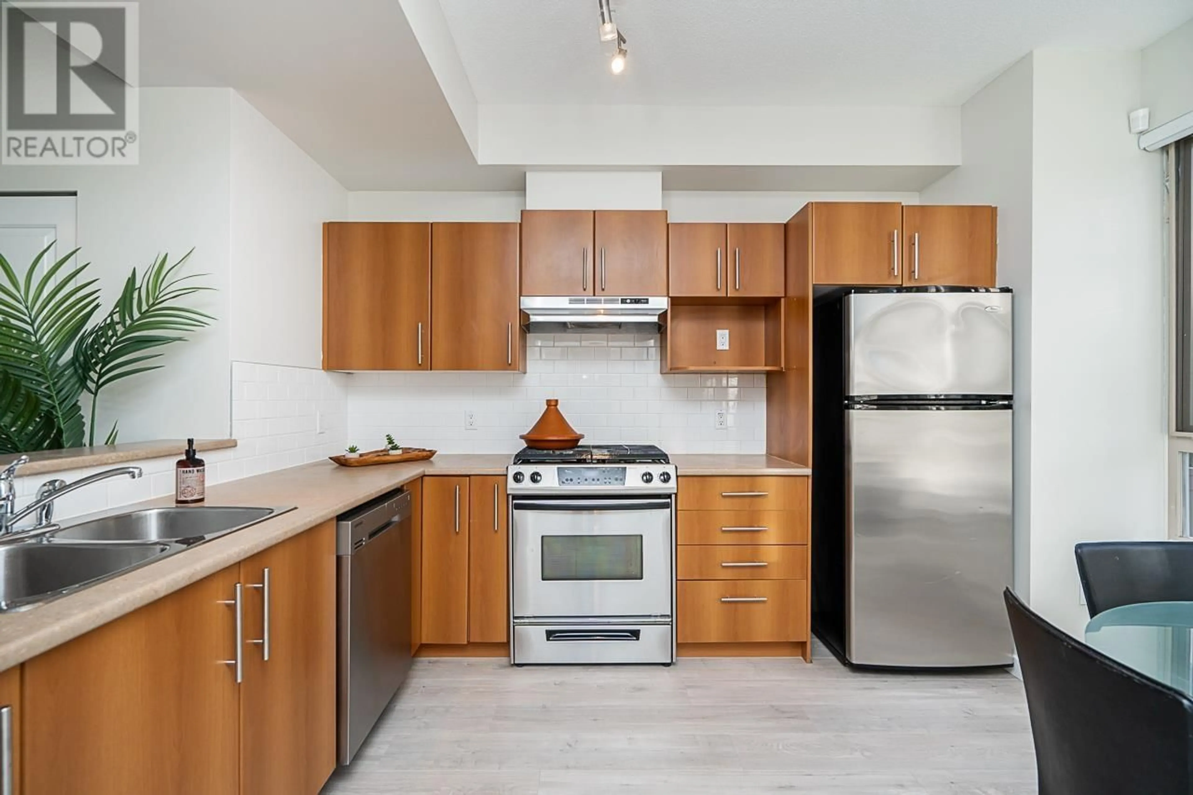 Standard kitchen, unknown for 84 - 9229 UNIVERSITY CRESCENT, Burnaby British Columbia V5A4Z2