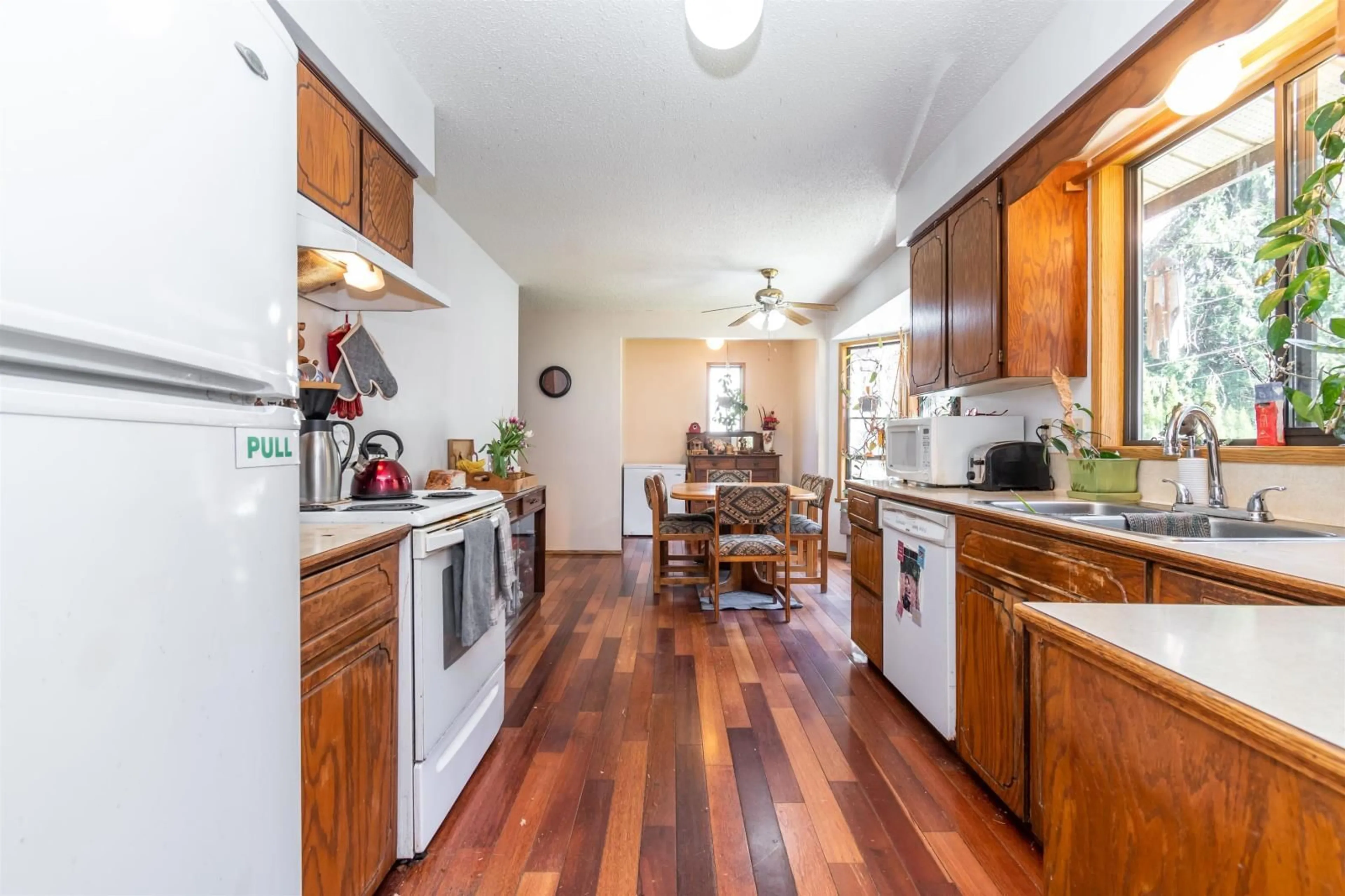 Standard kitchen, wood/laminate floor for 19575 SILVERHOPE ROAD|Hope, Hope British Columbia V0X1L2