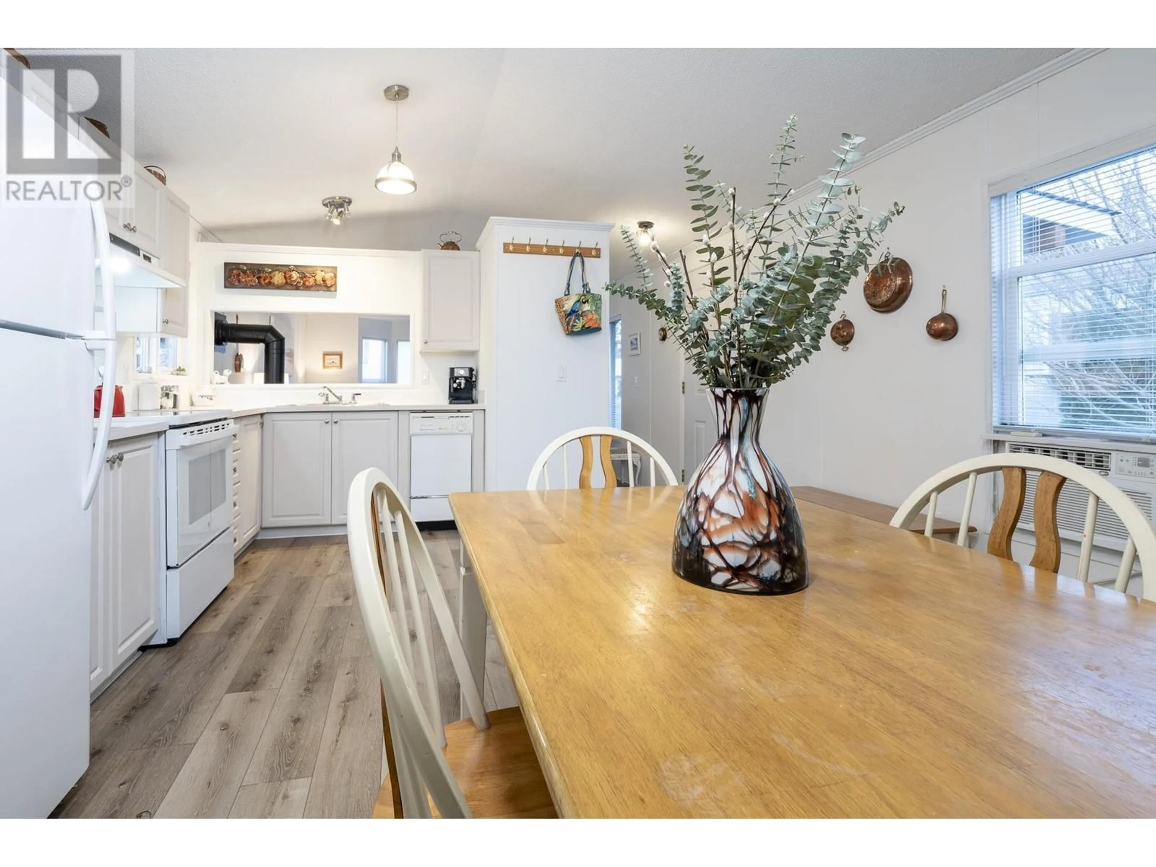Open concept kitchen, wood/laminate floor for 29 - 5575 MASON ROAD, Sechelt British Columbia V7Z0K9