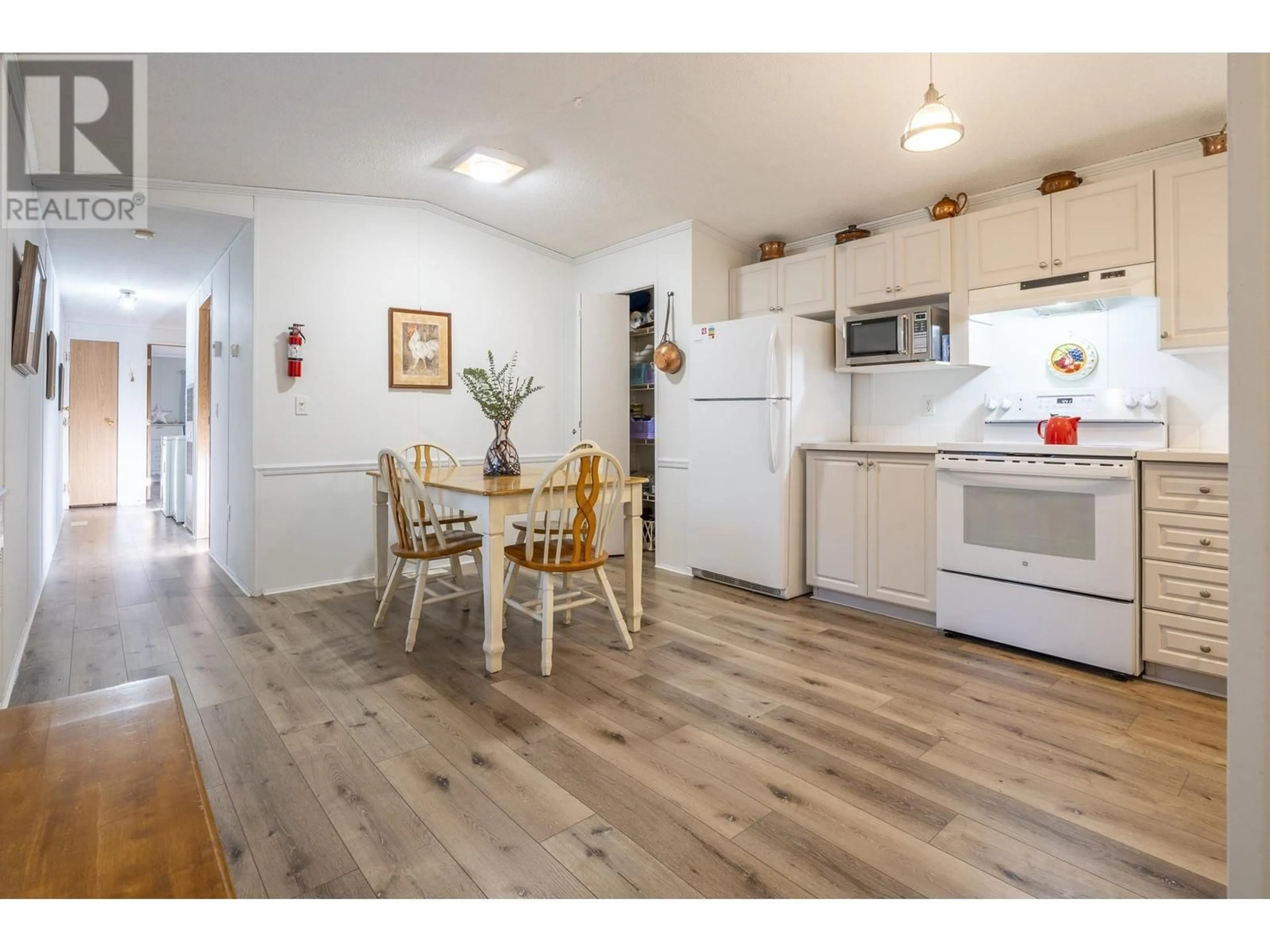 Open concept kitchen, wood/laminate floor for 29 - 5575 MASON ROAD, Sechelt British Columbia V7Z0K9