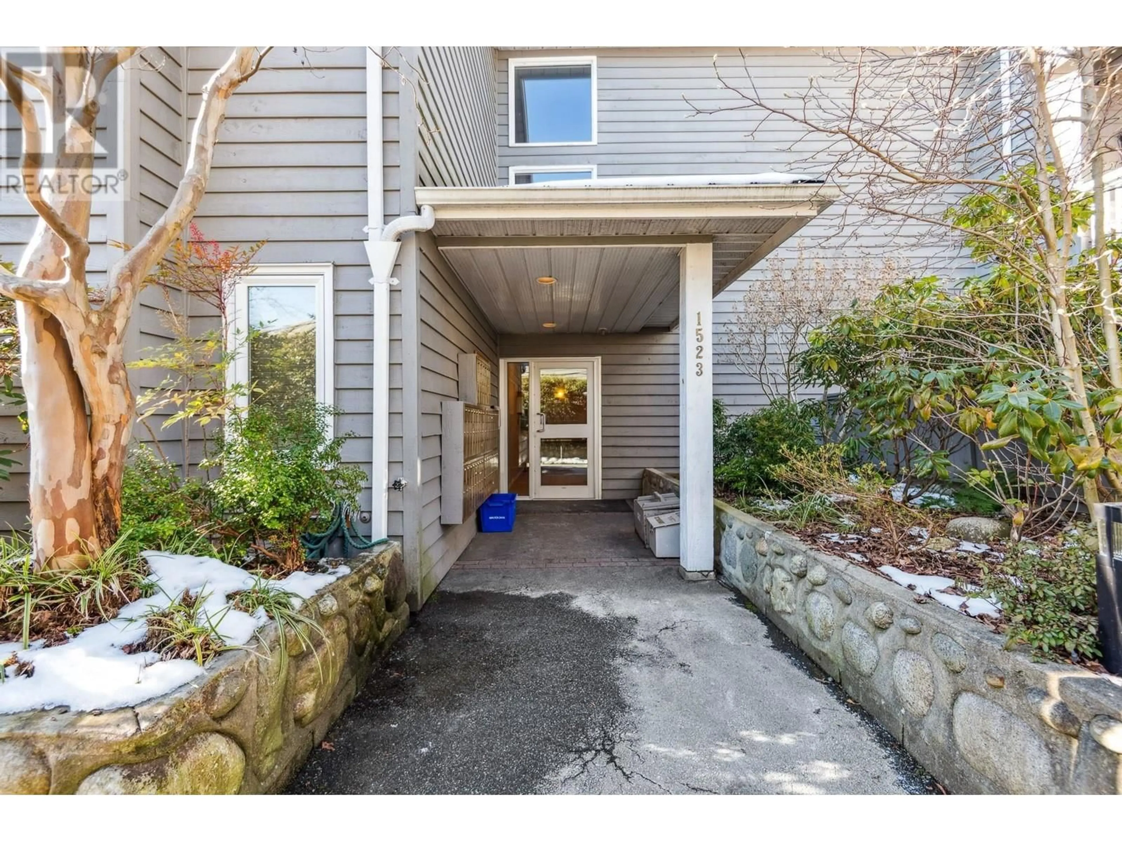 Indoor entryway for 107 1523 BOWSER AVENUE, North Vancouver British Columbia V7P2Y4