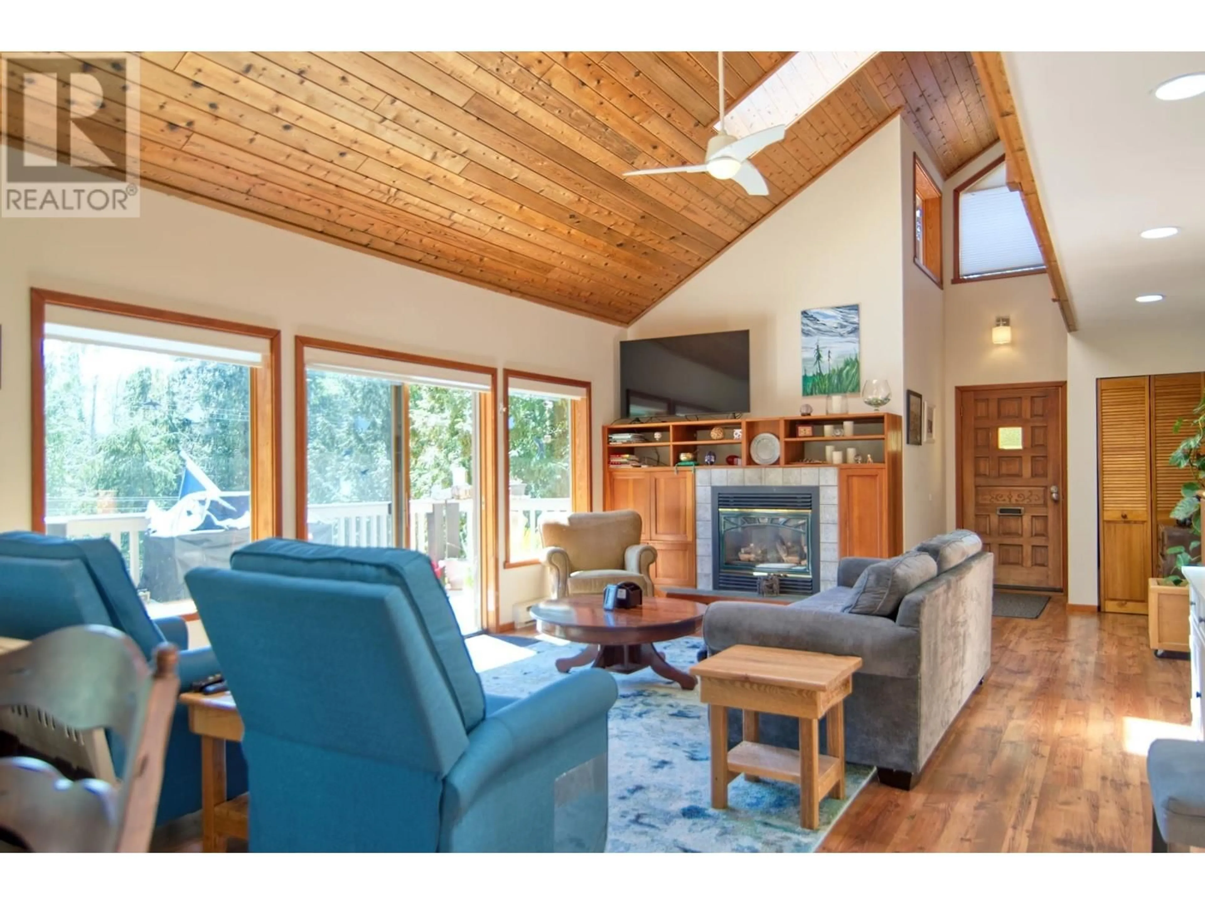 Living room with furniture, wood/laminate floor for 8096 WESTWOOD ROAD, Halfmoon Bay British Columbia V0N1Y1