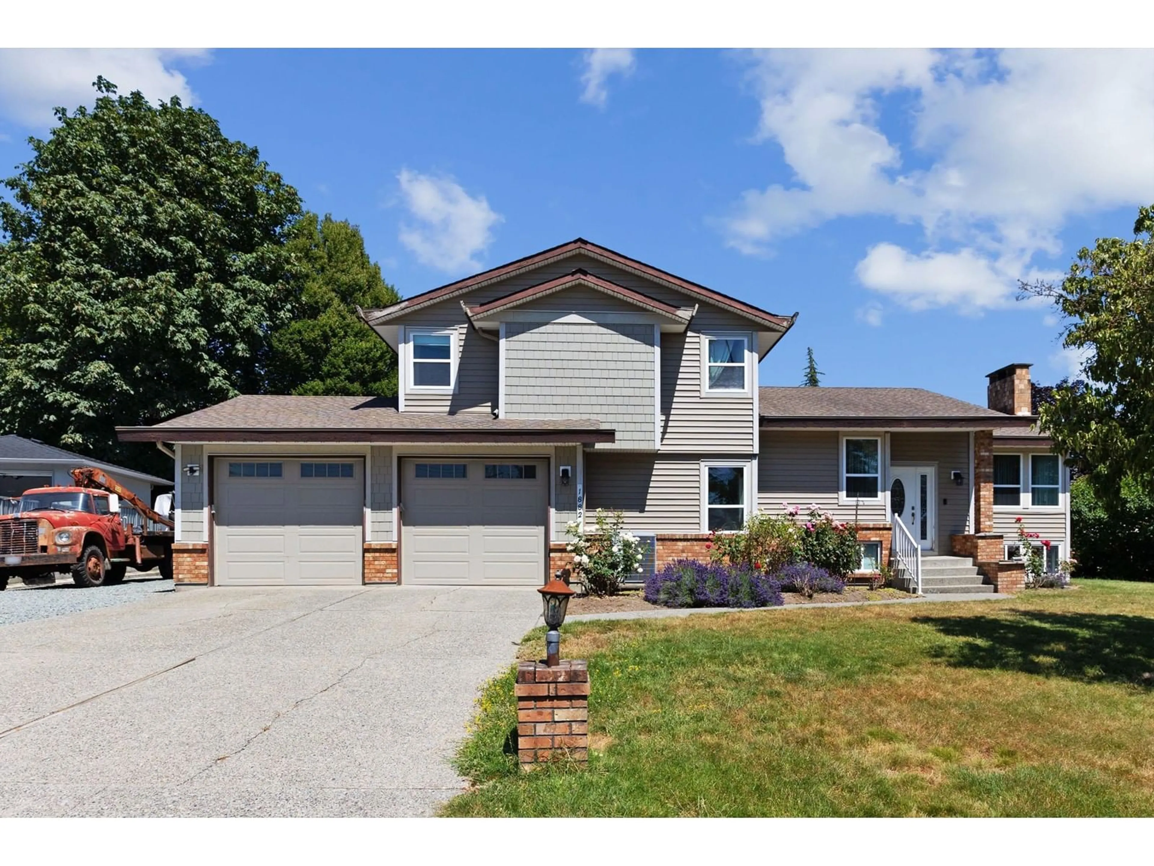 Home with vinyl exterior material, street for 18827 57, Surrey British Columbia V3S7M4