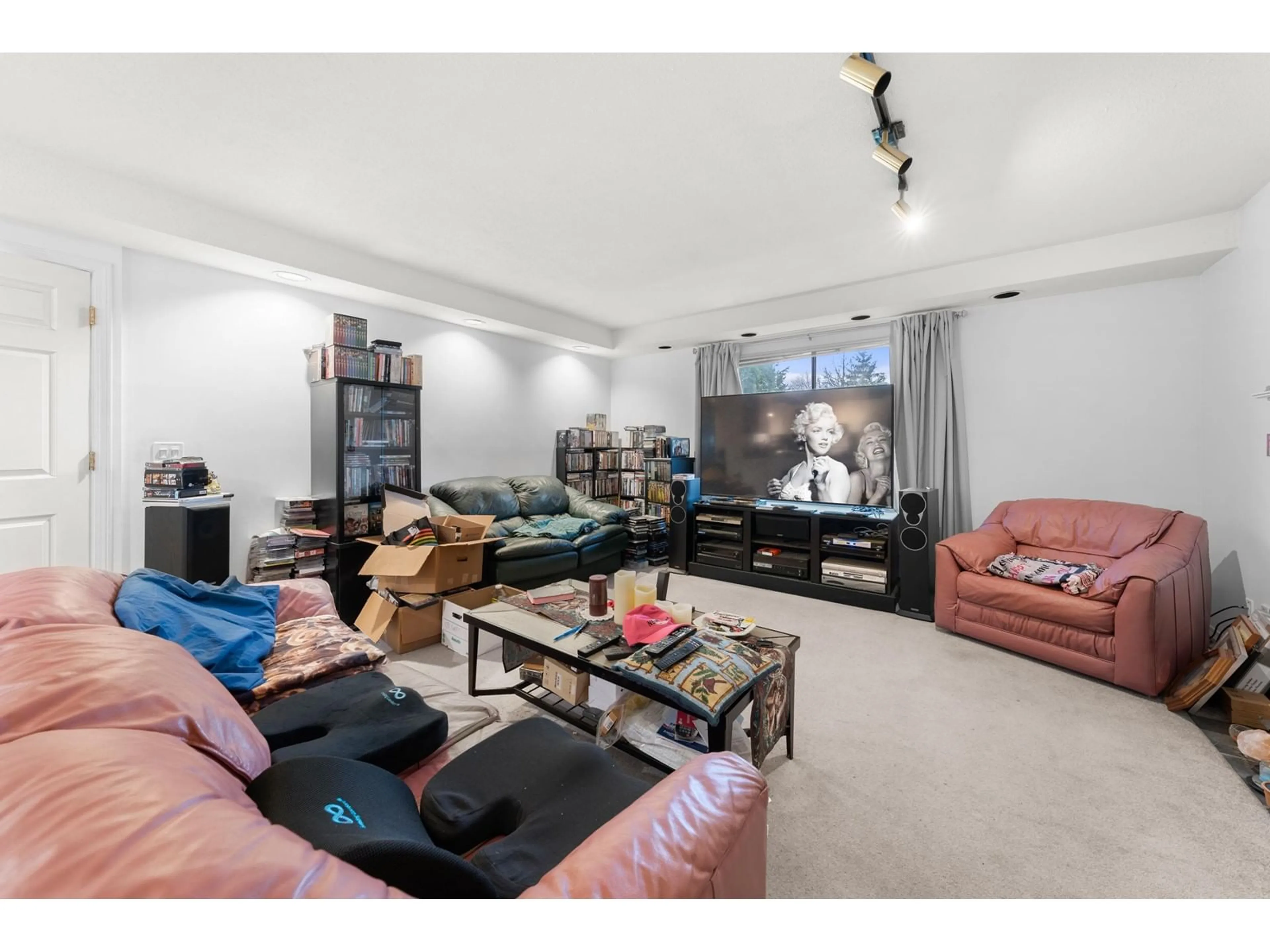 Living room with furniture, floor is not visible for 9762 149, Surrey British Columbia V3R8C6