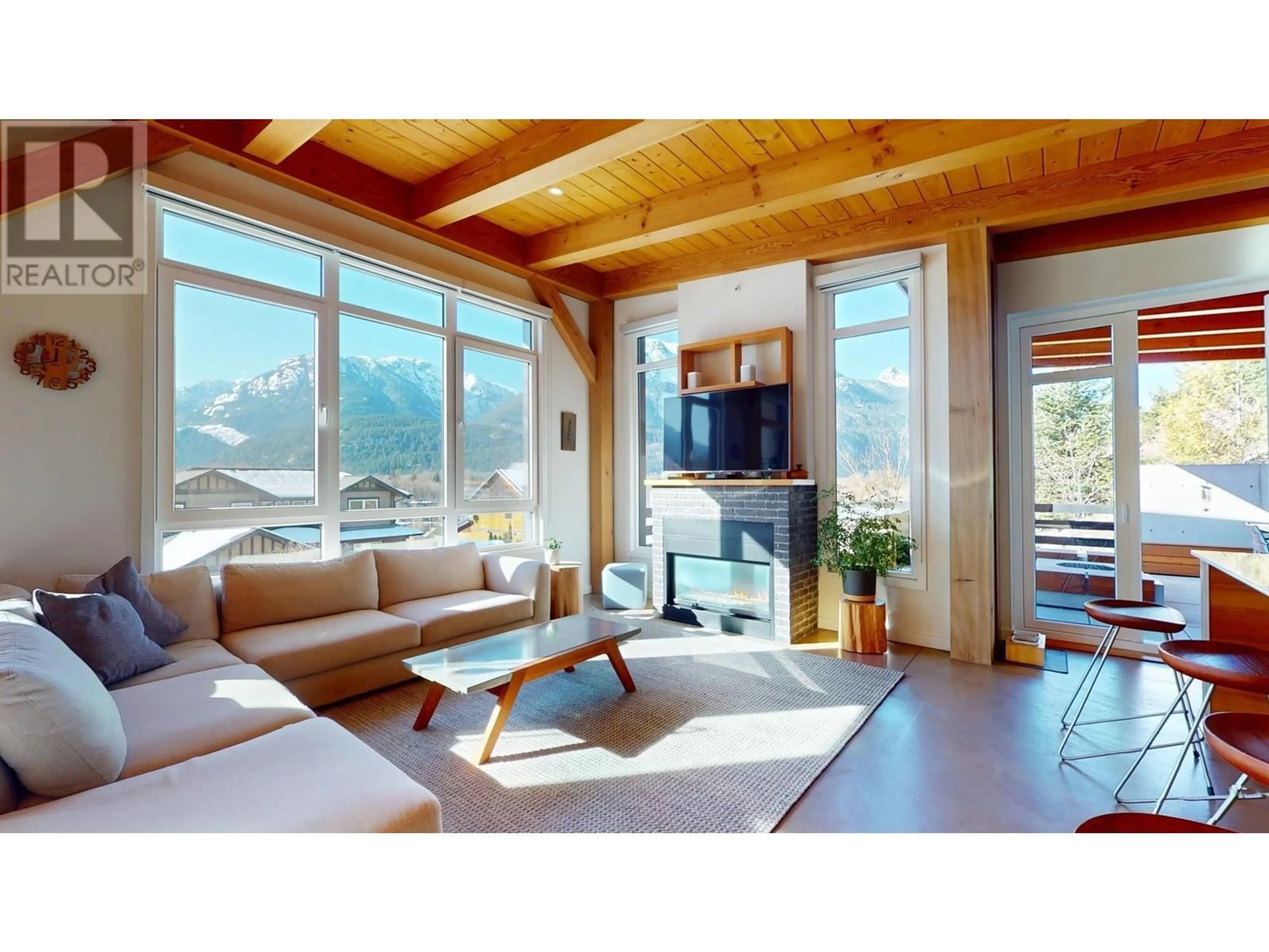 Living room with furniture, wood/laminate floor for 41160 ROCKRIDGE PLACE, Squamish British Columbia V8B0S4