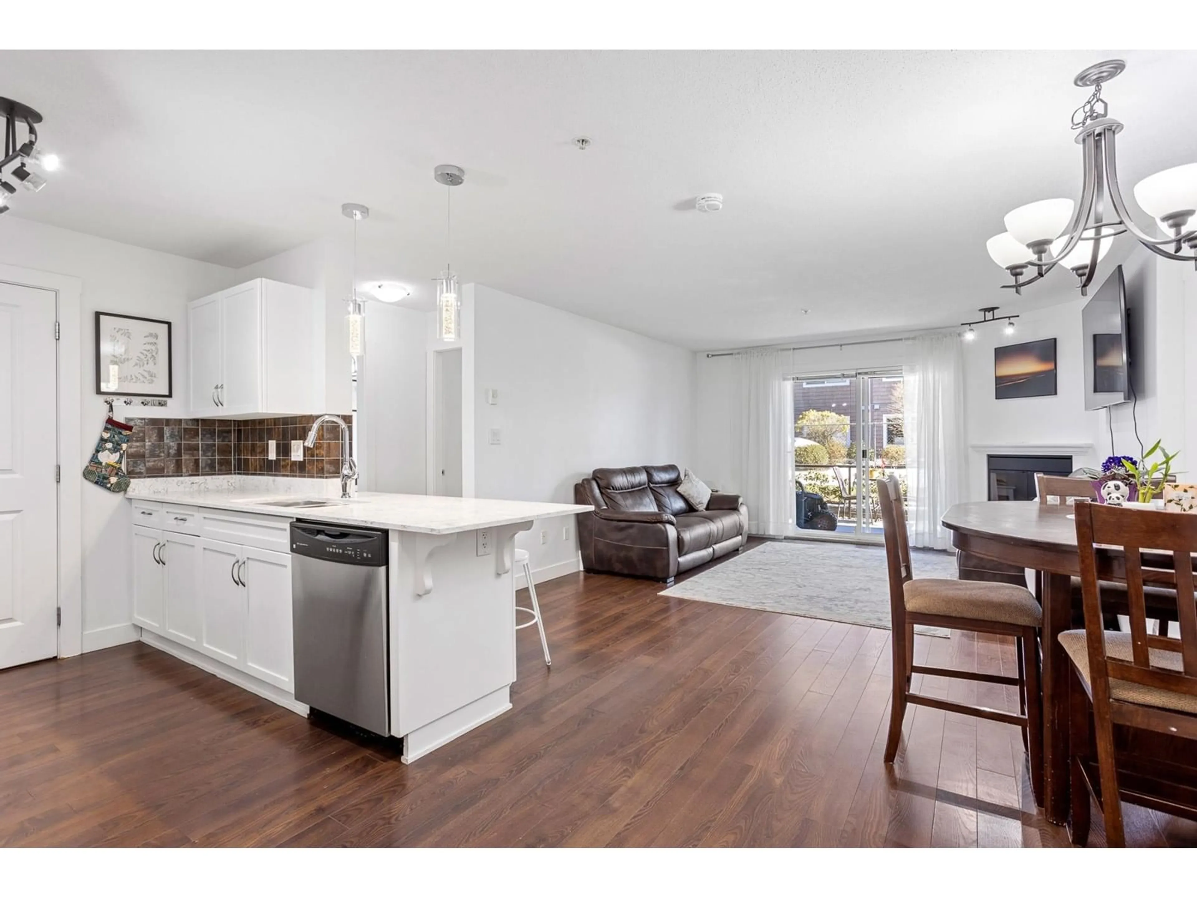 Open concept kitchen, wood/laminate floor for 107 2038 SANDALWOOD CRESCENT, Abbotsford British Columbia V2S3H6