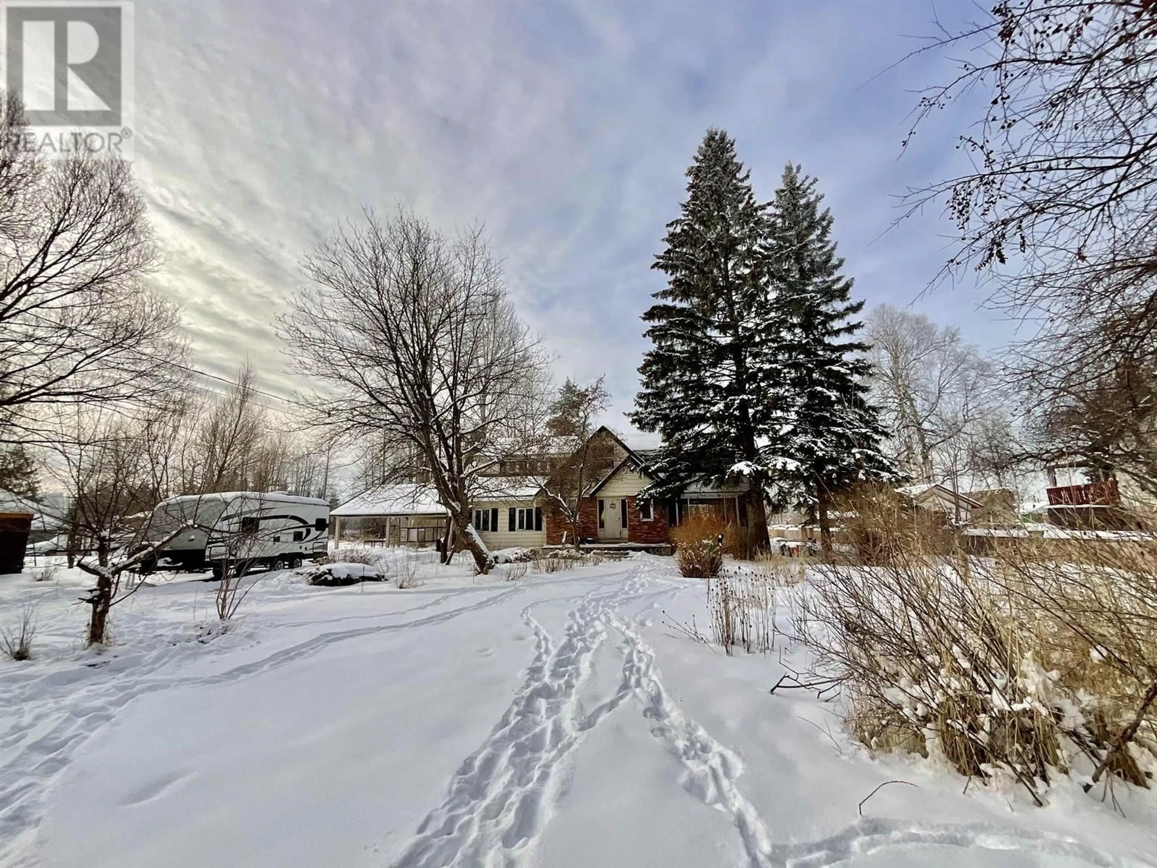 A pic from outside/outdoor area/front of a property/back of a property/a pic from drone, street for 537 WILLOW STREET, Quesnel British Columbia V2J3S9