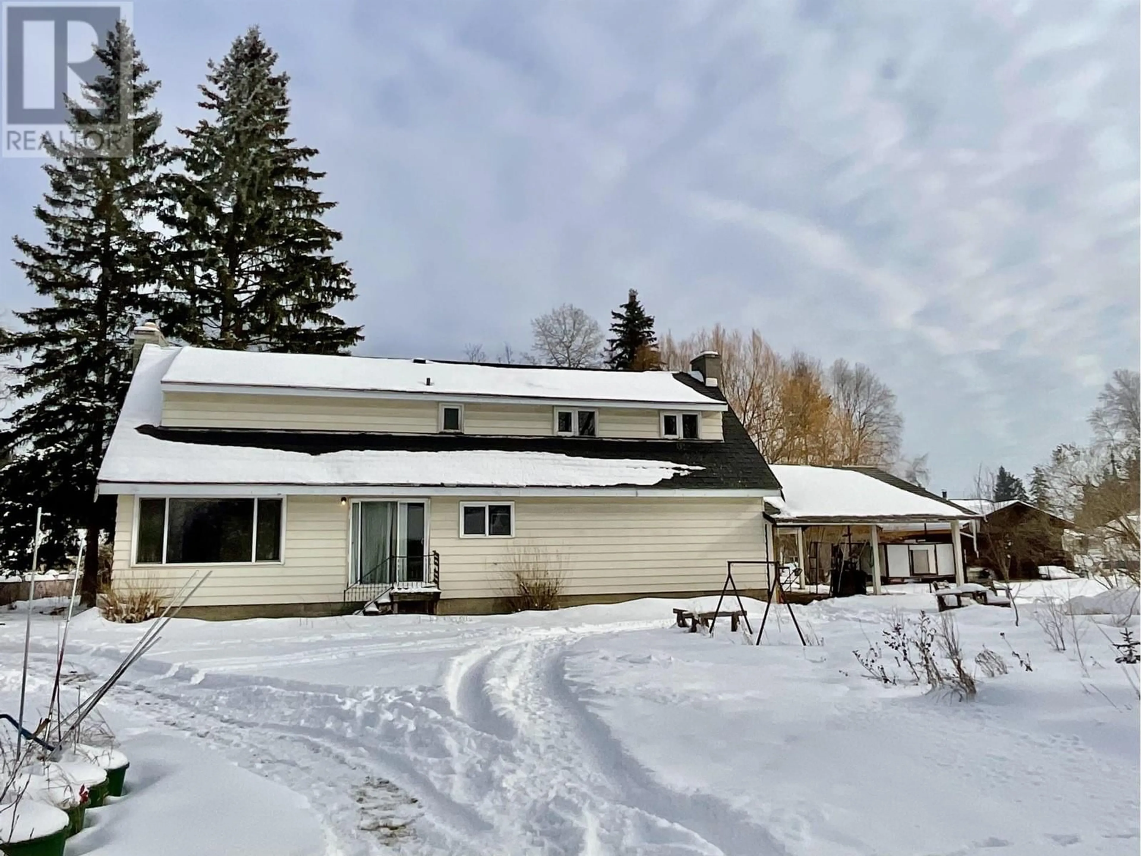 A pic from outside/outdoor area/front of a property/back of a property/a pic from drone, street for 537 WILLOW STREET, Quesnel British Columbia V2J3S9