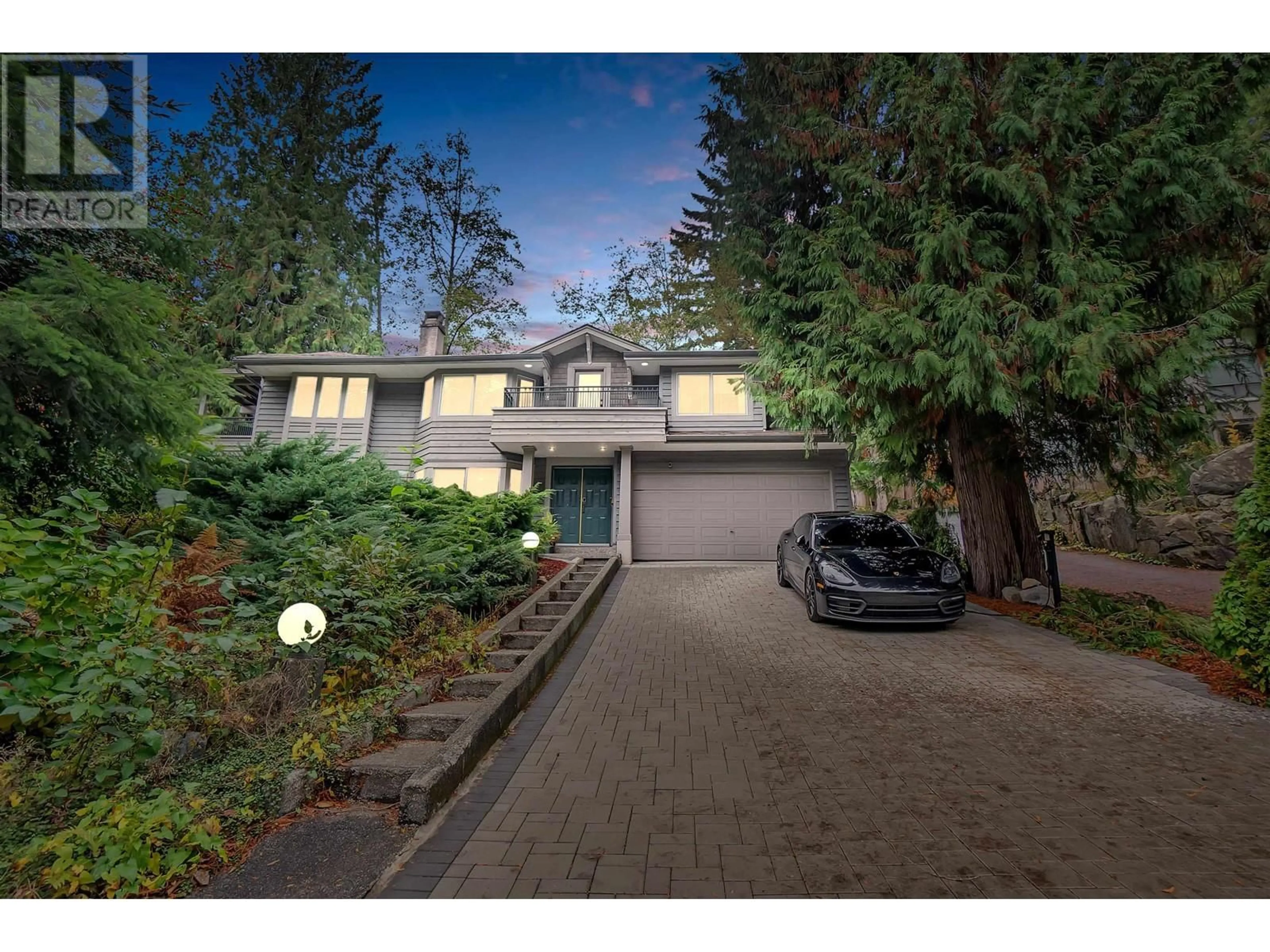 A pic from outside/outdoor area/front of a property/back of a property/a pic from drone, street for 4627 NORTHWOOD DRIVE, West Vancouver British Columbia V7S3A7