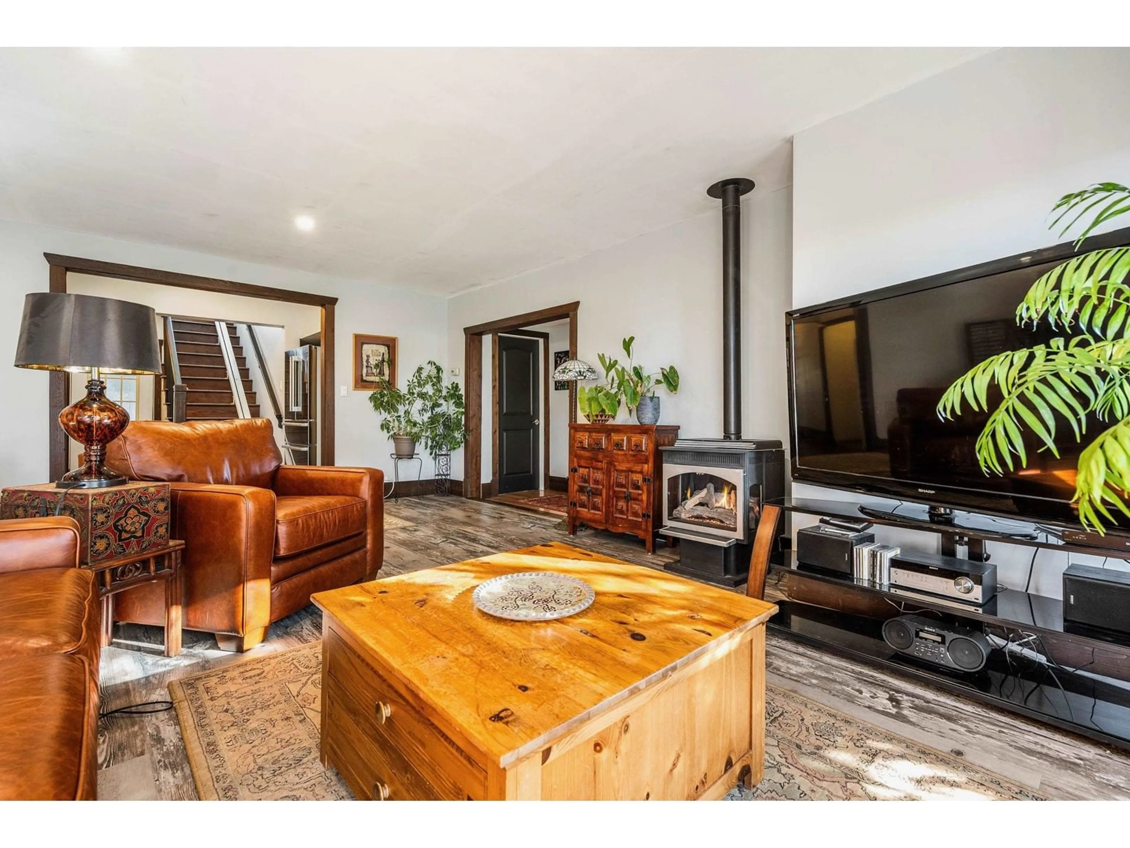 Living room with furniture, wood/laminate floor for 42013 SINCLAIR ROAD, Chilliwack British Columbia V2R4N8