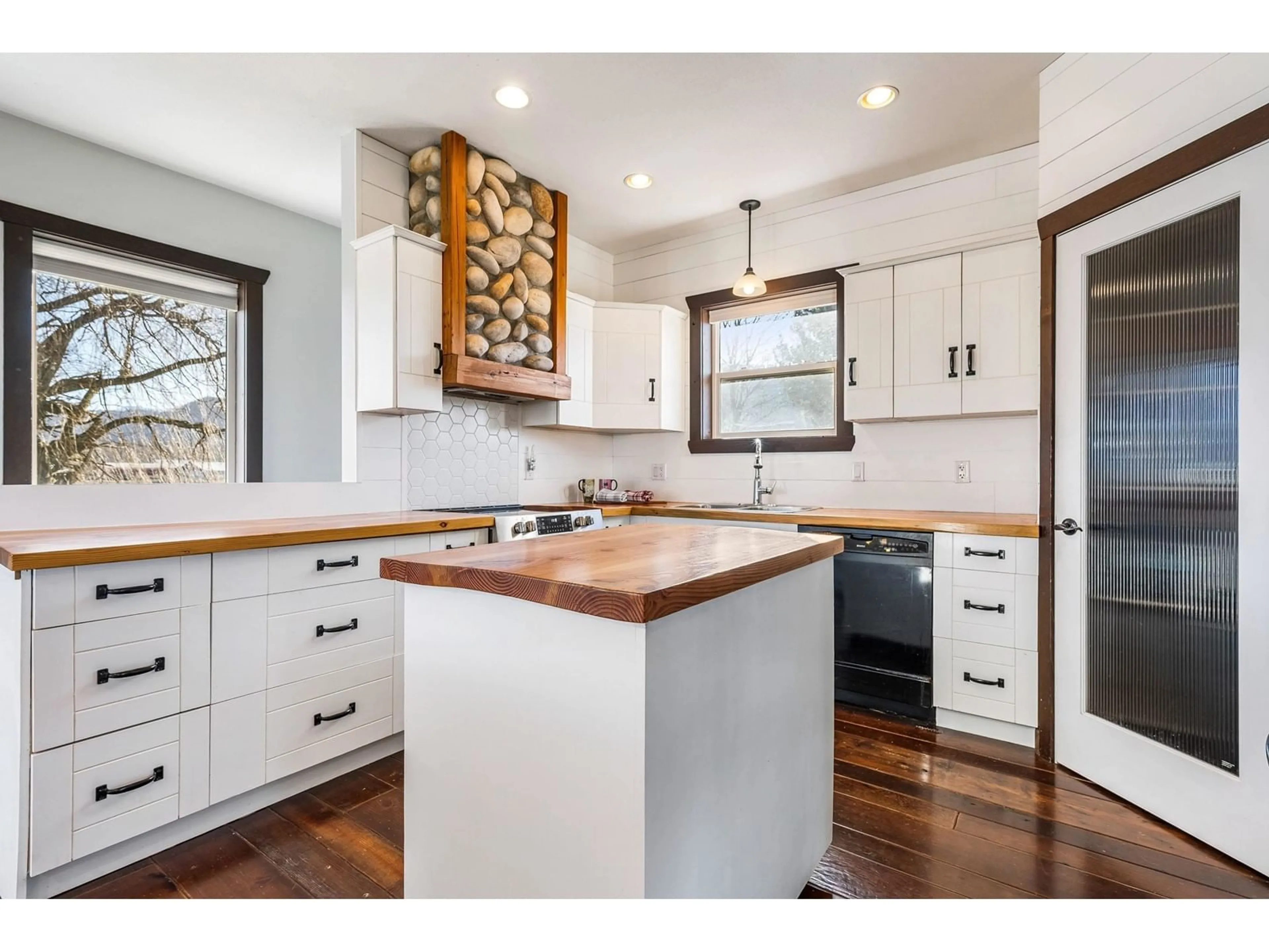 Open concept kitchen, wood/laminate floor for 42013 SINCLAIR ROAD, Chilliwack British Columbia V2R4N8