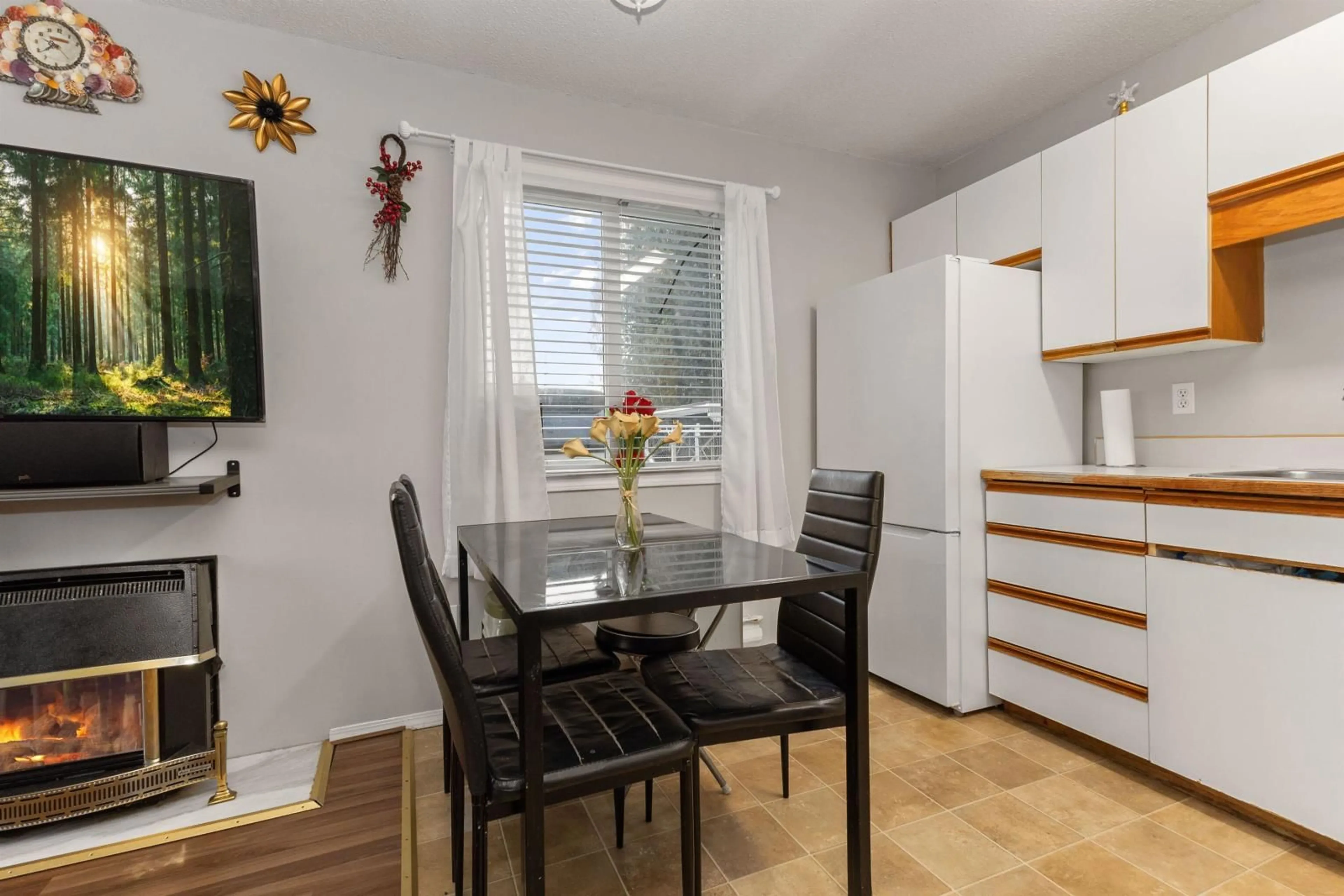 Dining room, wood/laminate floor for 1 46160 PRINCESS AVENUE|Chilliwack Prope, Chilliwack British Columbia V2P2A7