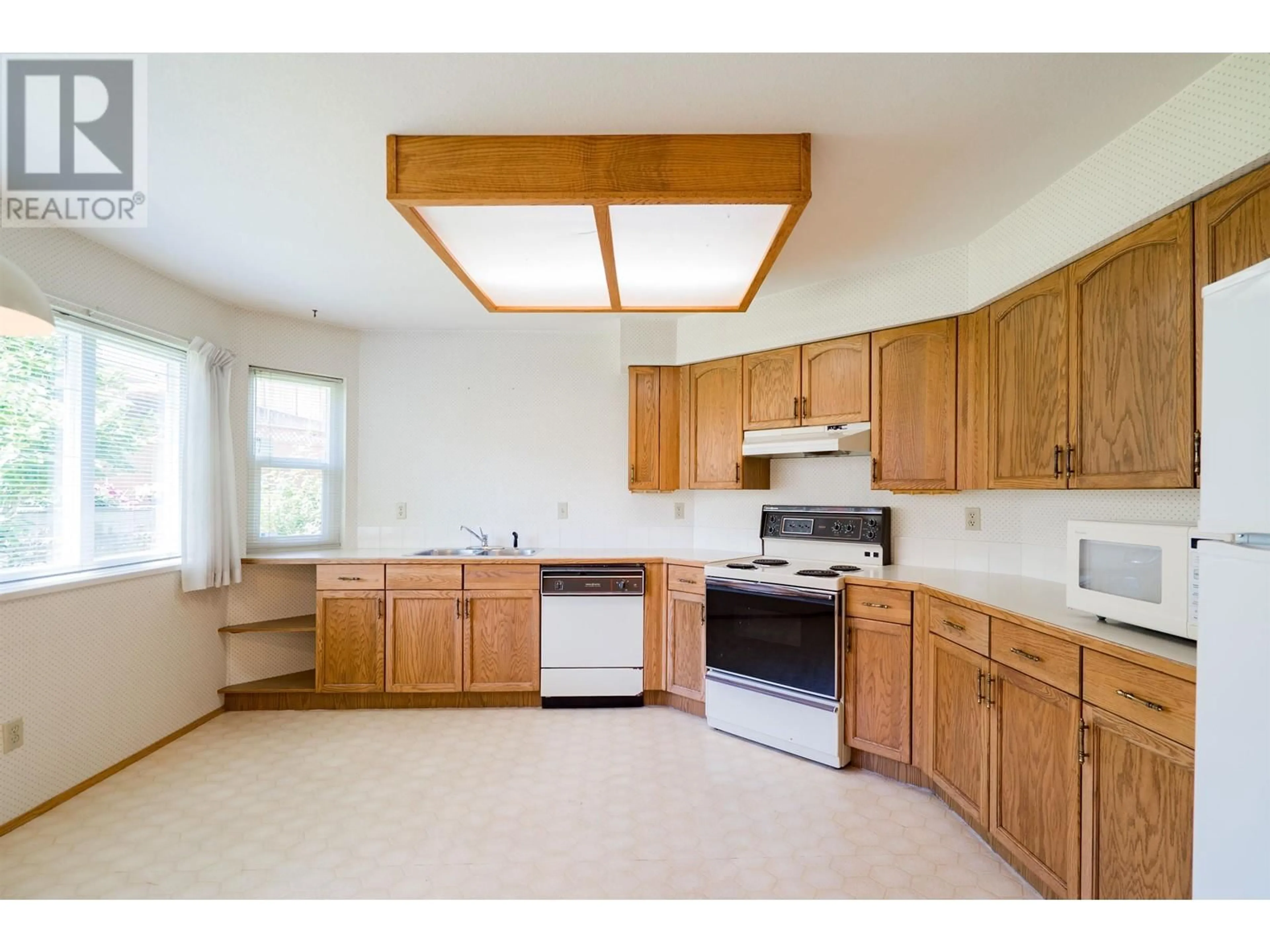Standard kitchen, unknown for 107 - 22515 116 AVENUE, Maple Ridge British Columbia V2X9T9