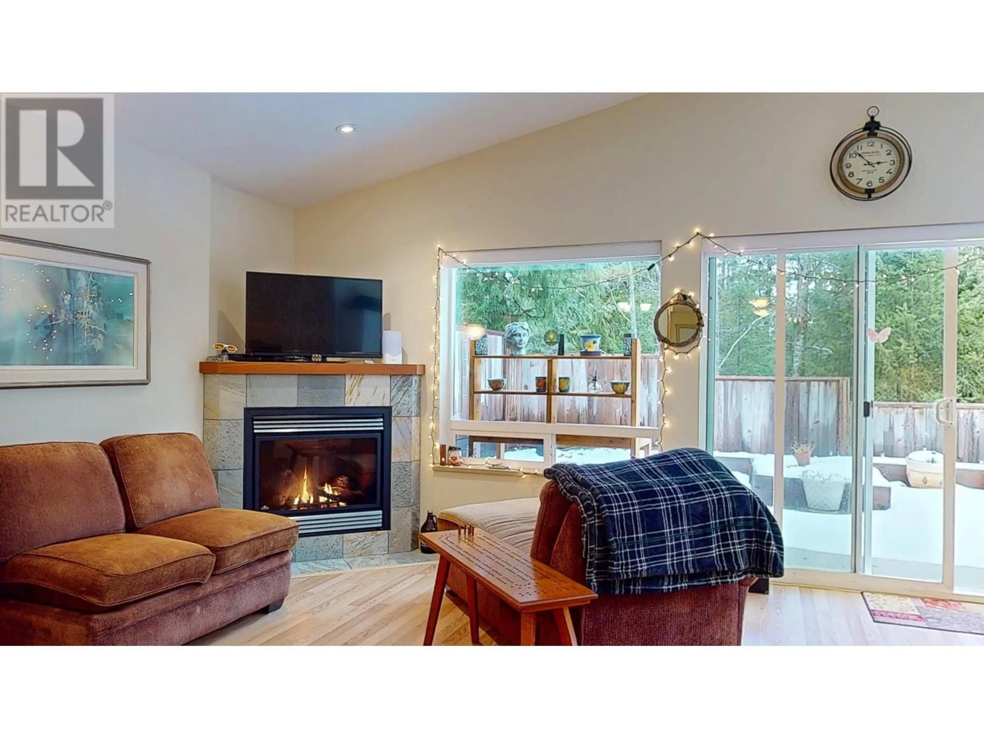 Living room with furniture, wood/laminate floor for 5 12710 LAGOON ROAD, Madeira Park British Columbia V0N2H1