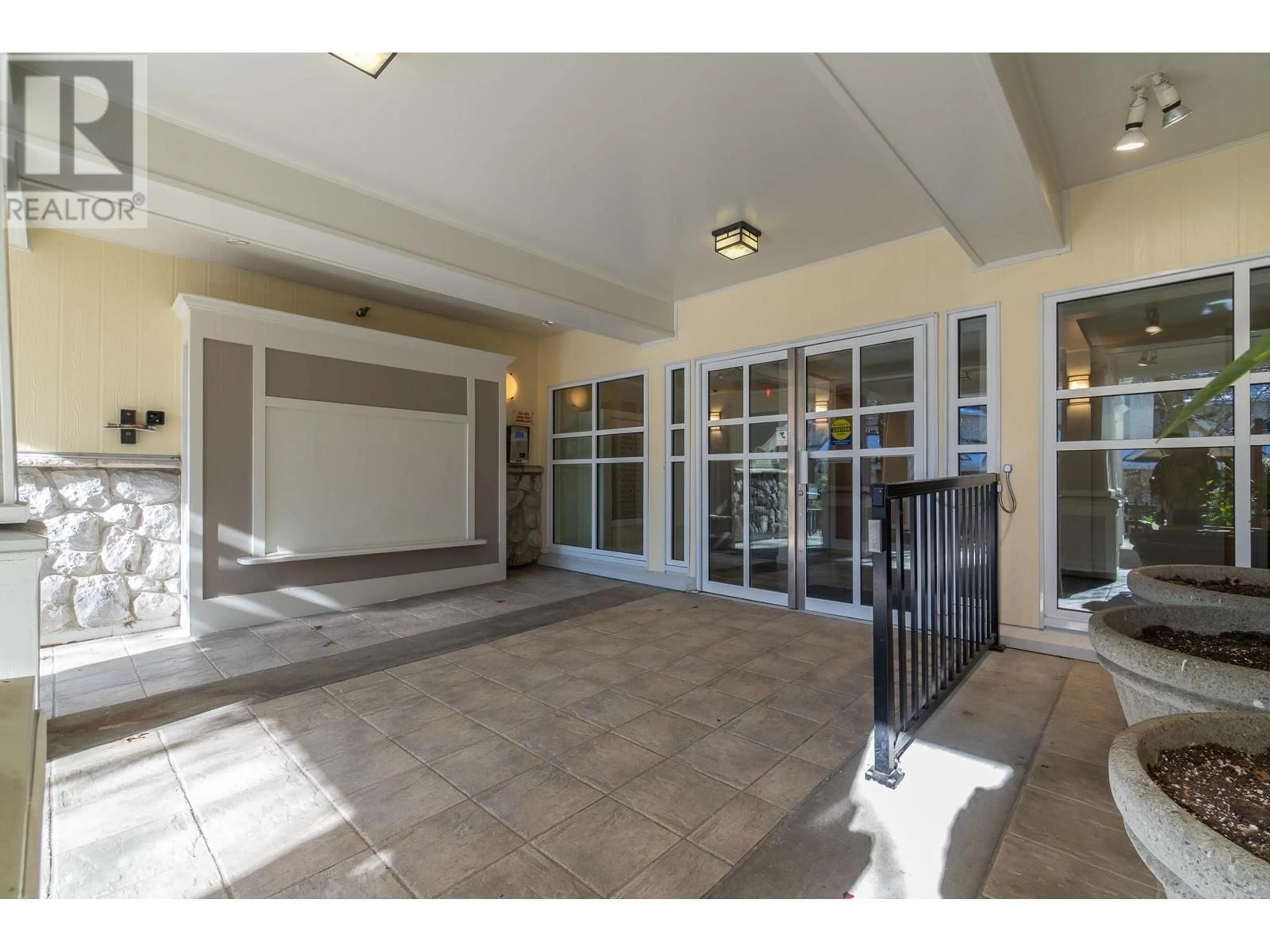 Indoor foyer for 310 6833 VILLAGE GREEN, Burnaby British Columbia V5E4M1