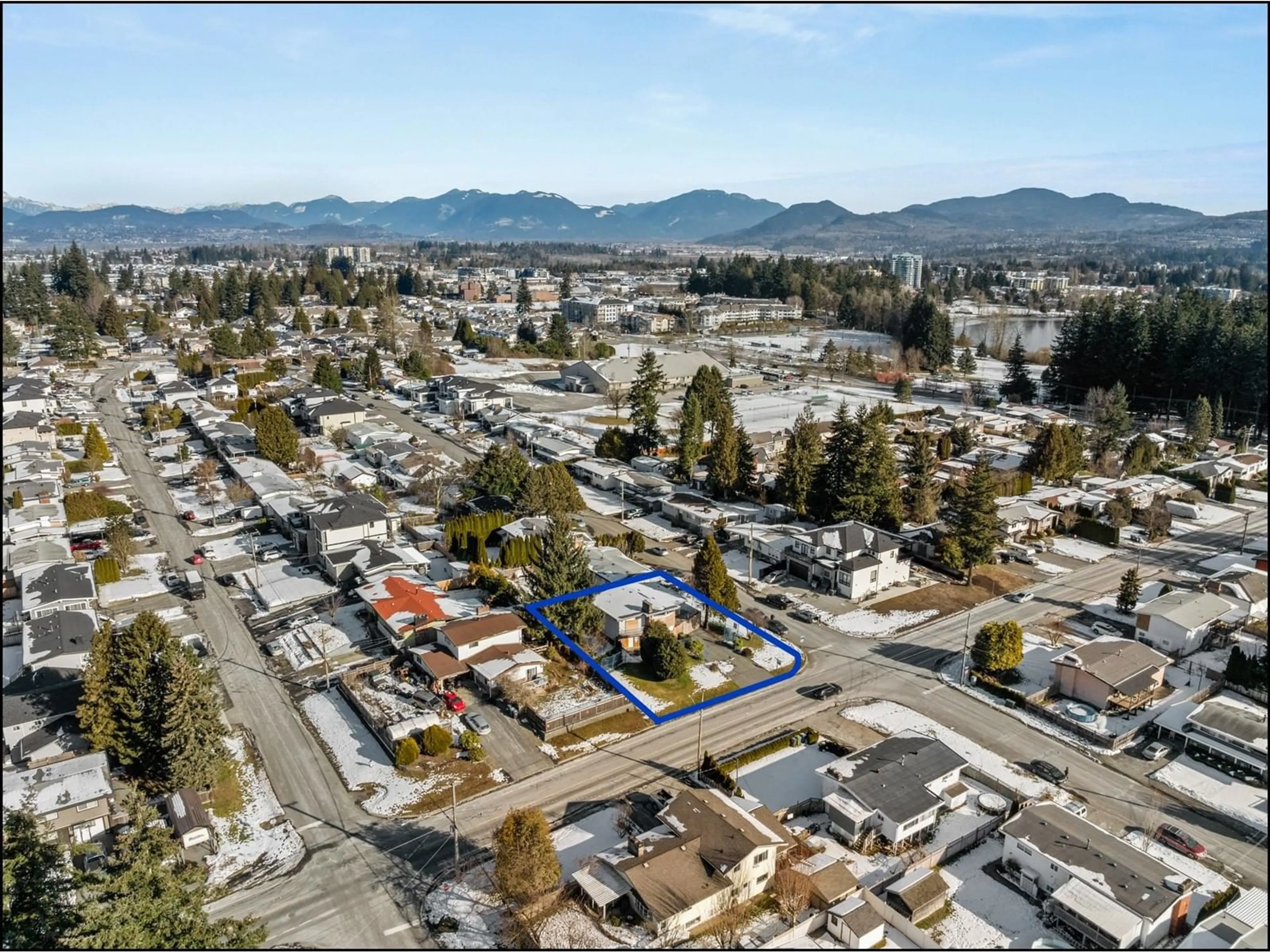 A pic from outside/outdoor area/front of a property/back of a property/a pic from drone, mountain view for 32565 BEVAN AVENUE, Abbotsford British Columbia V2T3X5