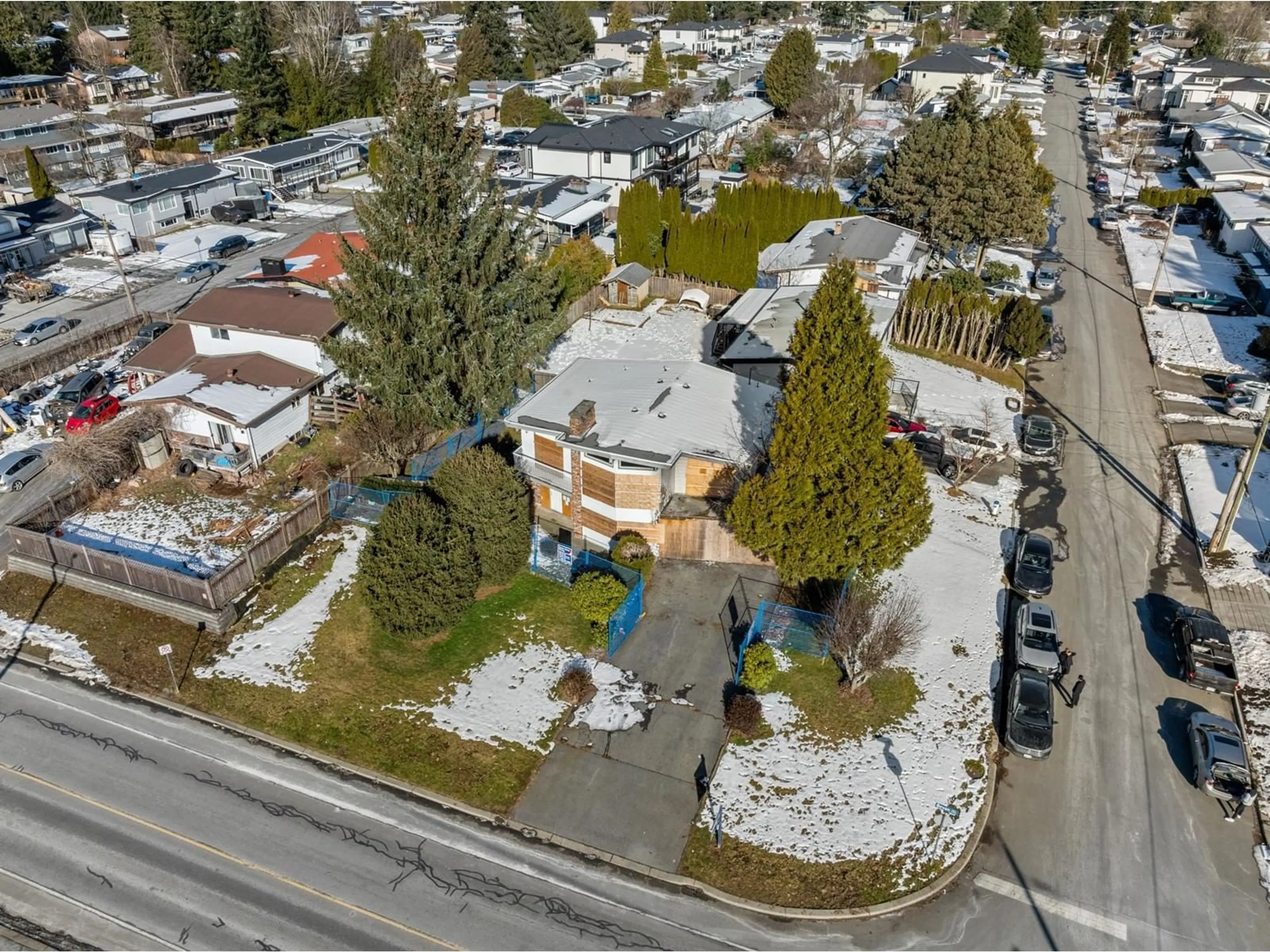 A pic from outside/outdoor area/front of a property/back of a property/a pic from drone, street for 32565 BEVAN AVENUE, Abbotsford British Columbia V2T3X5