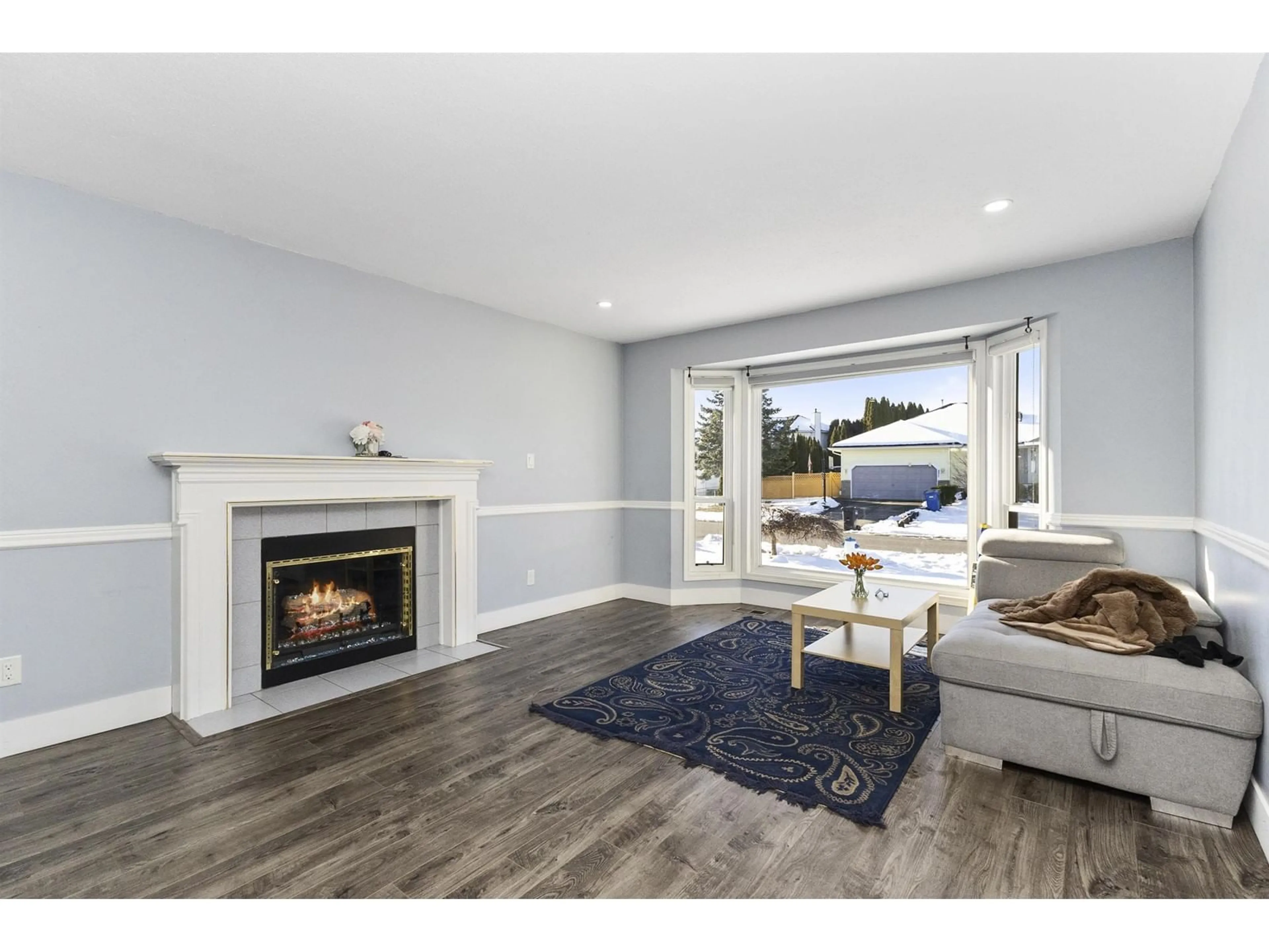 Living room with furniture, wood/laminate floor for 3376 ELKFORD, Abbotsford British Columbia V2T5C5