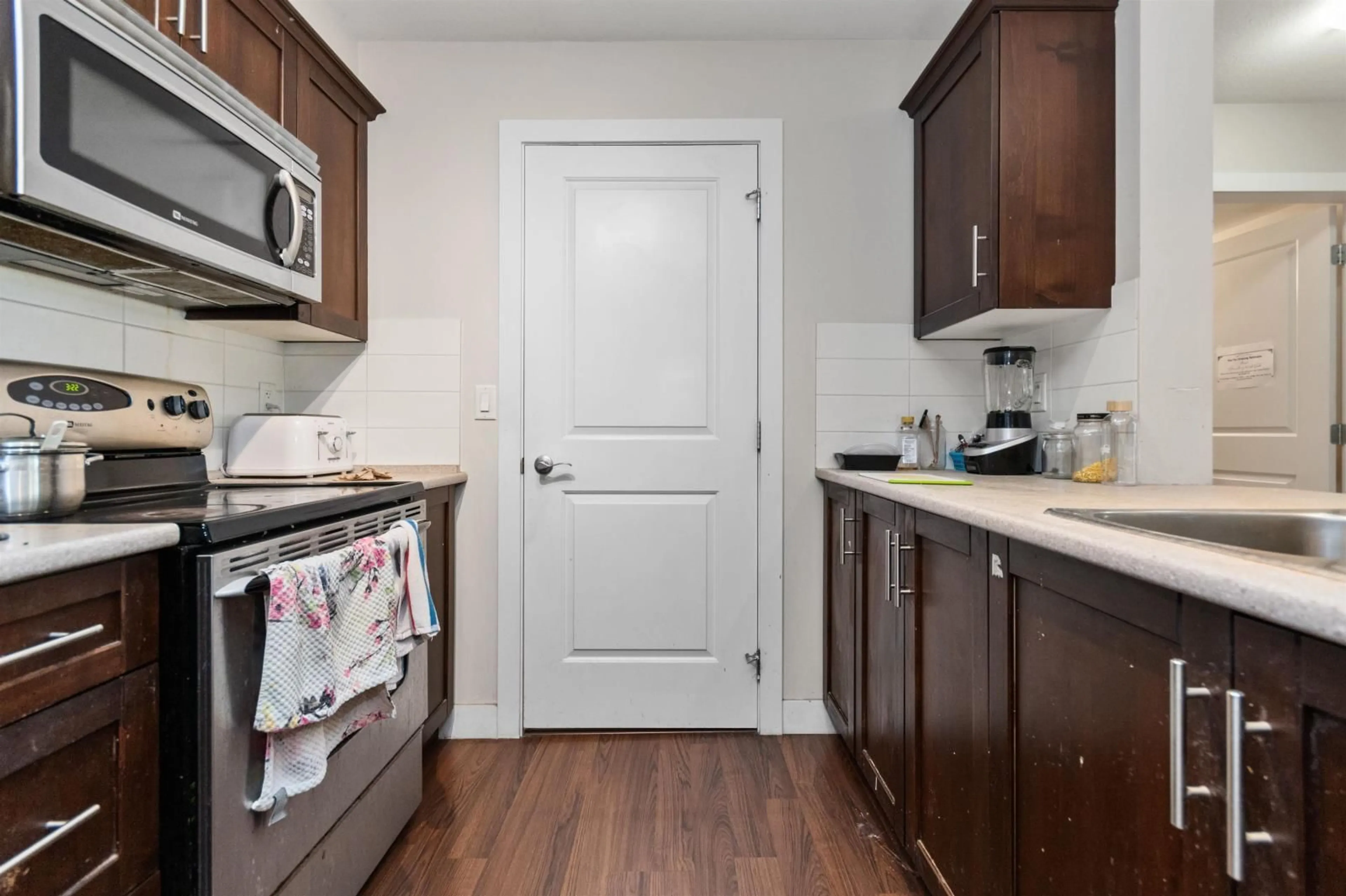 Standard kitchen, unknown for 212 - 46150 BOLE AVENUE, Chilliwack British Columbia V2P0B7