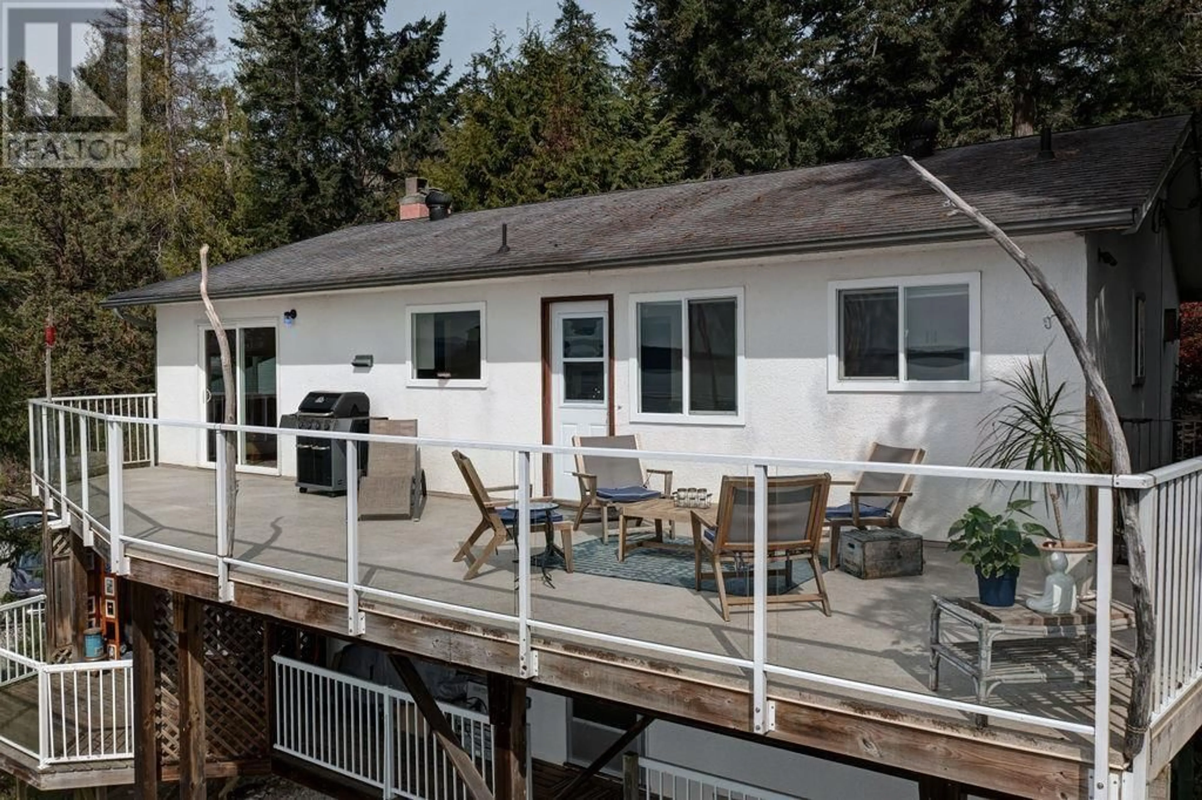 Home with vinyl exterior material, unknown for 8323 REDROOFFS ROAD, Halfmoon Bay British Columbia V7Z1E4