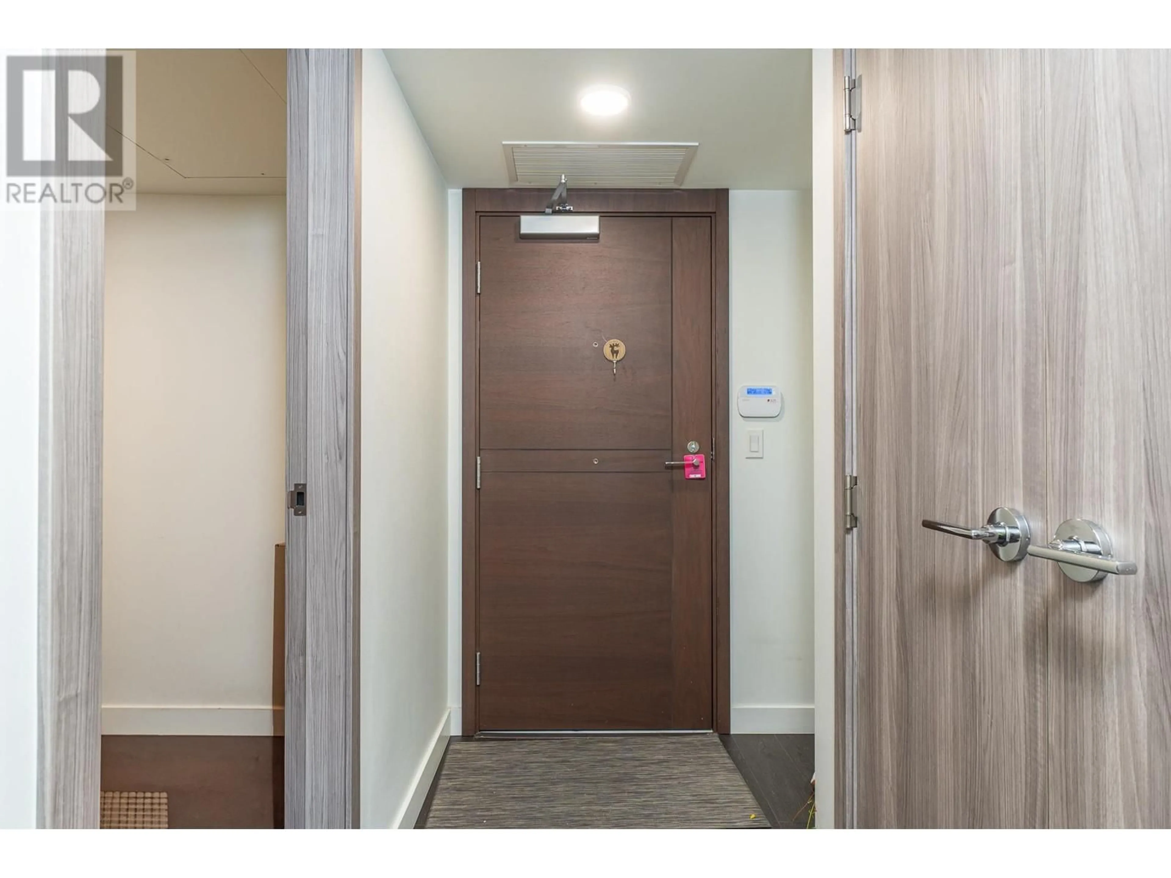 Indoor foyer for 312 - 8800 HAZELBRIDGE WAY, Richmond British Columbia V6X0S3