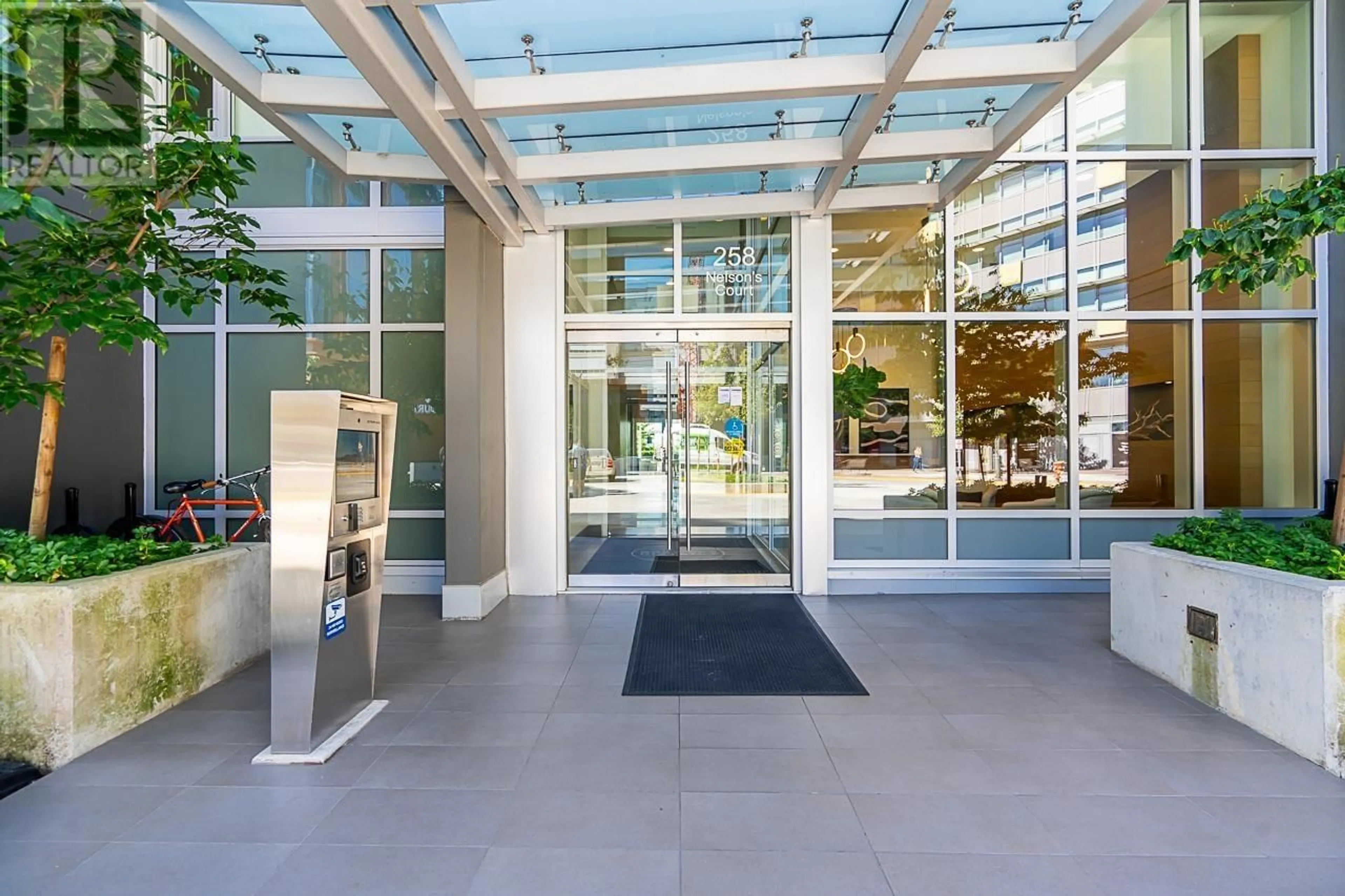 Indoor foyer for 1401 258 NELSON'S COURT, New Westminster British Columbia V3L0J9