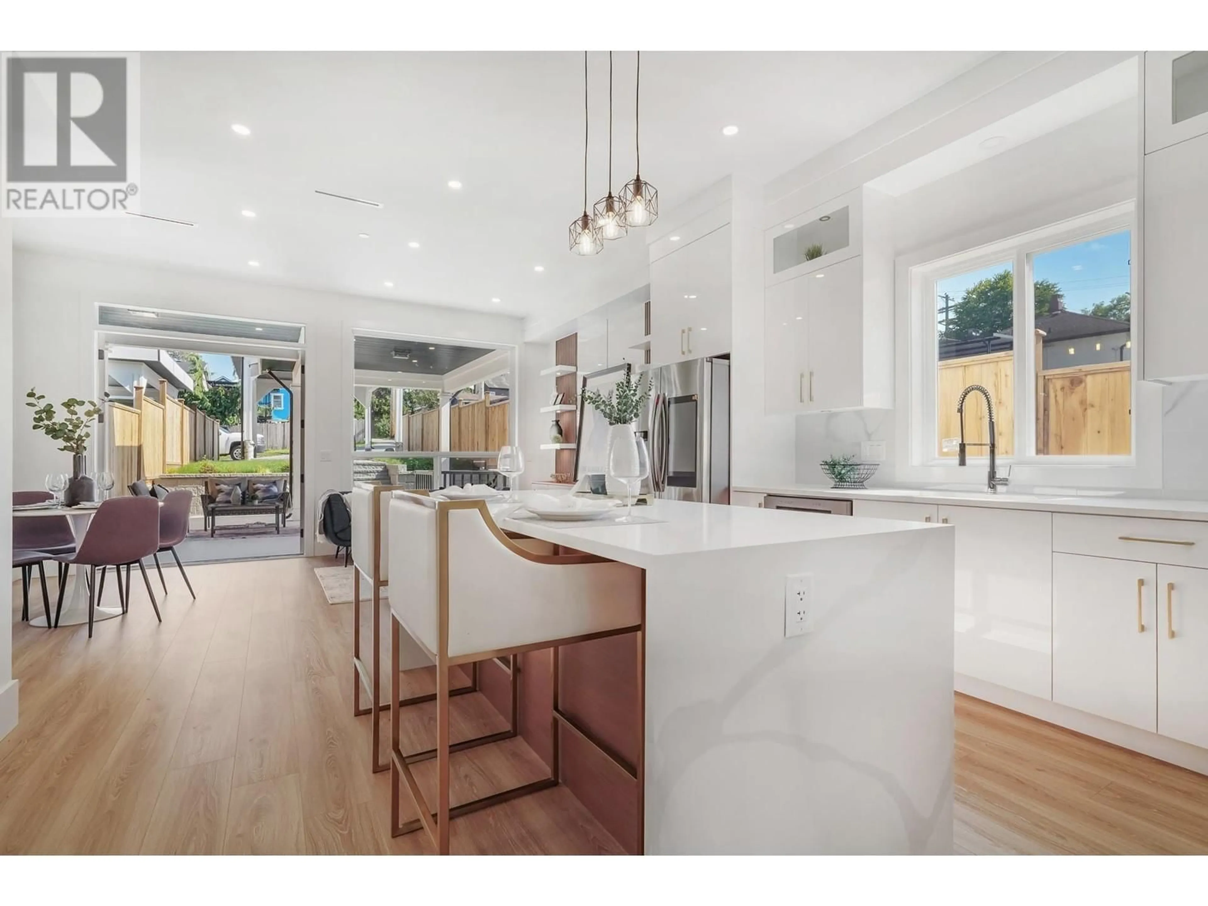 Open concept kitchen, ceramic/tile floor for 2 122 EIGHTH AVENUE, New Westminster British Columbia V3L1X8