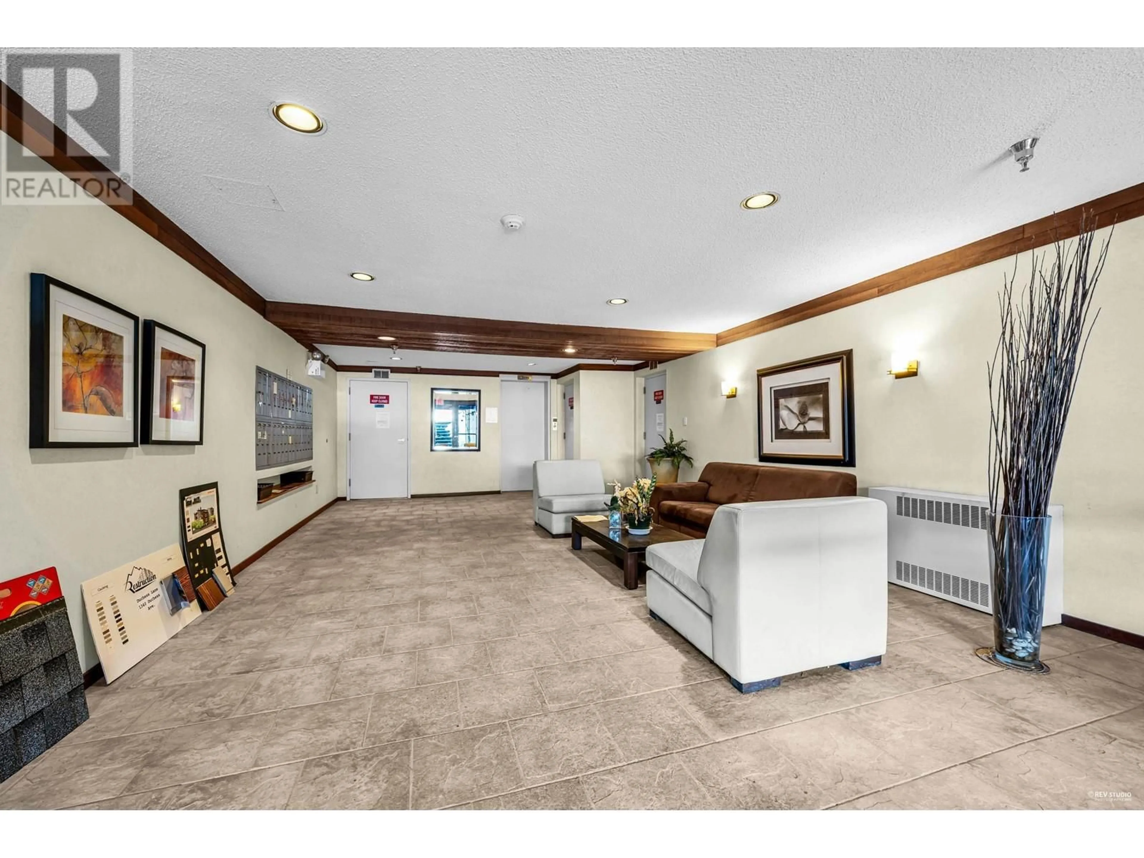 Indoor foyer for 301 1340 DUCHESS AVENUE, West Vancouver British Columbia V7T1H6