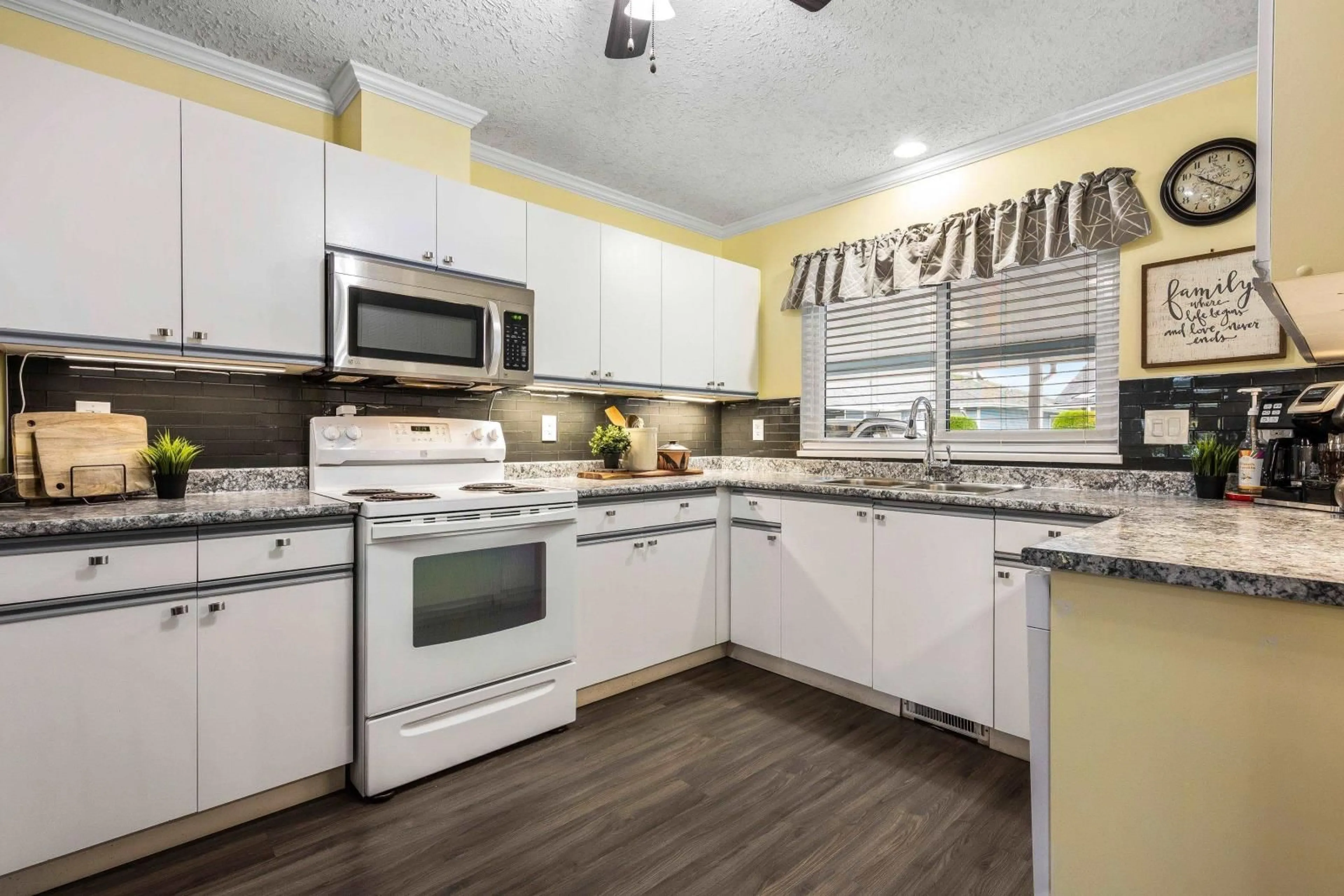 Standard kitchen, unknown for 252 7610 EVANS ROAD|Sardis West Vedder, Chilliwack British Columbia V2R3S9